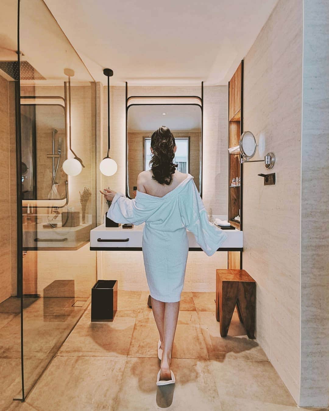 エリッサ・ヤマダのインスタグラム：「Wondering if bathrobes will ever become a fashion statement 💭 (taken during my staycation at @swissoteljkt ✨) #ellejessinjkt」