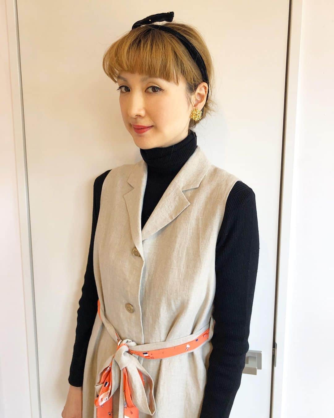 のインスタグラム：「新作コレクションの【ウェブ受注】締め切りはあと2日‼️麻のノースリーブガウンは、展示会でも一番人気のアイテムでした。ベルトと後ろのベンツに"パリ柄"の生地がチラリ🇫🇷(パリ柄は赤と水色があります) ジレとして重ね着したり、ワンピースとして1枚で着たり、幾通りものコーディネートが楽しめますよ♪ ベルトは、麻とパリ柄の2本付いているので、気分によって付け替えたり重ねたり。 #sforshoko」