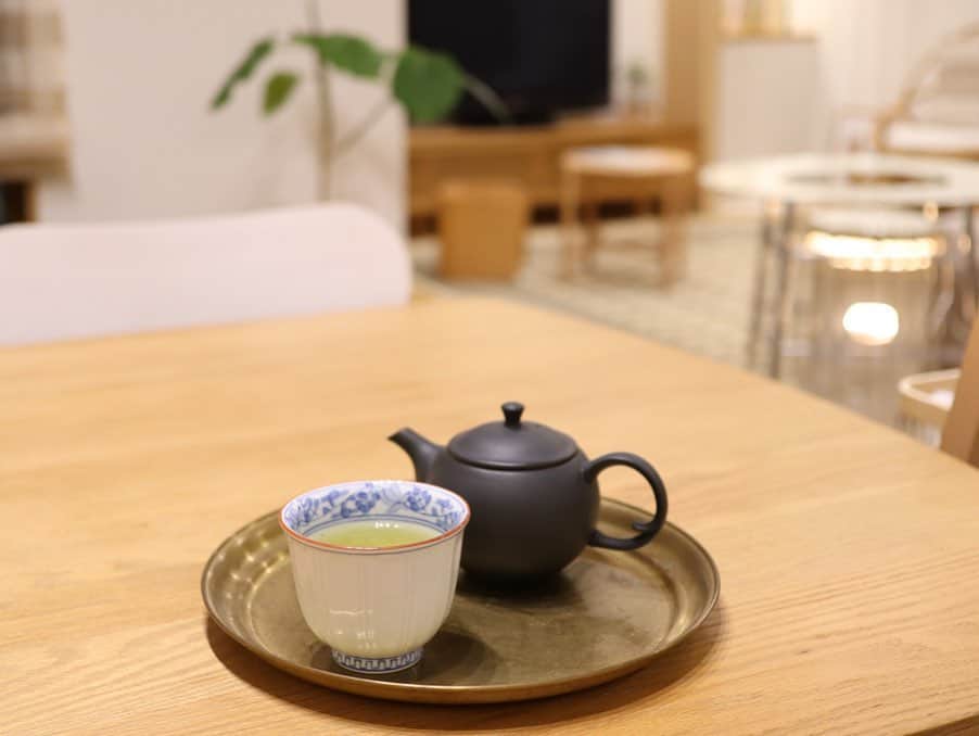 ryuryuさんのインスタグラム写真 - (ryuryuInstagram)「夜のリビングダイニング✨この時間に電気を全てつけているということがほとんどないので、記念に撮ってみました🥰 緑茶の時間✨ . . いつも緑茶は実家のある宮崎のお茶🍵1日何杯飲んでるんだってくらい大好き💕 . . 地元は市内なのですが、都城茶が大好き💕 こちらには売っていないので、両親がセールの時に大量に送ってくれます😌 . . 緑茶って、産地によって味が全然違って面白い。同じお茶とは思えないくらい違いますよね😳 . . . ずっと生まれ育った場所だから九州のお茶を美味しく感じるのだと思っていたら、親友が九州のお茶を飲んで美味しくてびっくりしたと言っていて嬉しくなりました😊🍵 . . . 宮崎のお茶、もっと広まってほしいなぁ😆✨ . . .  #リビングダイニング #ダイニングインテリア #リビングインテリア #シンプルホーム  #北欧ナチュラル #北欧インテリア #北欧モダン #ナチュラルモダン #シンプルホーム　#緑茶　#東屋　#薩摩園 #薩摩園鎌田茶業  #マイホーム記録 #interior #急須　#ナチュラルモダン　#ダイワハウス」12月19日 21時44分 - ryuryu_home