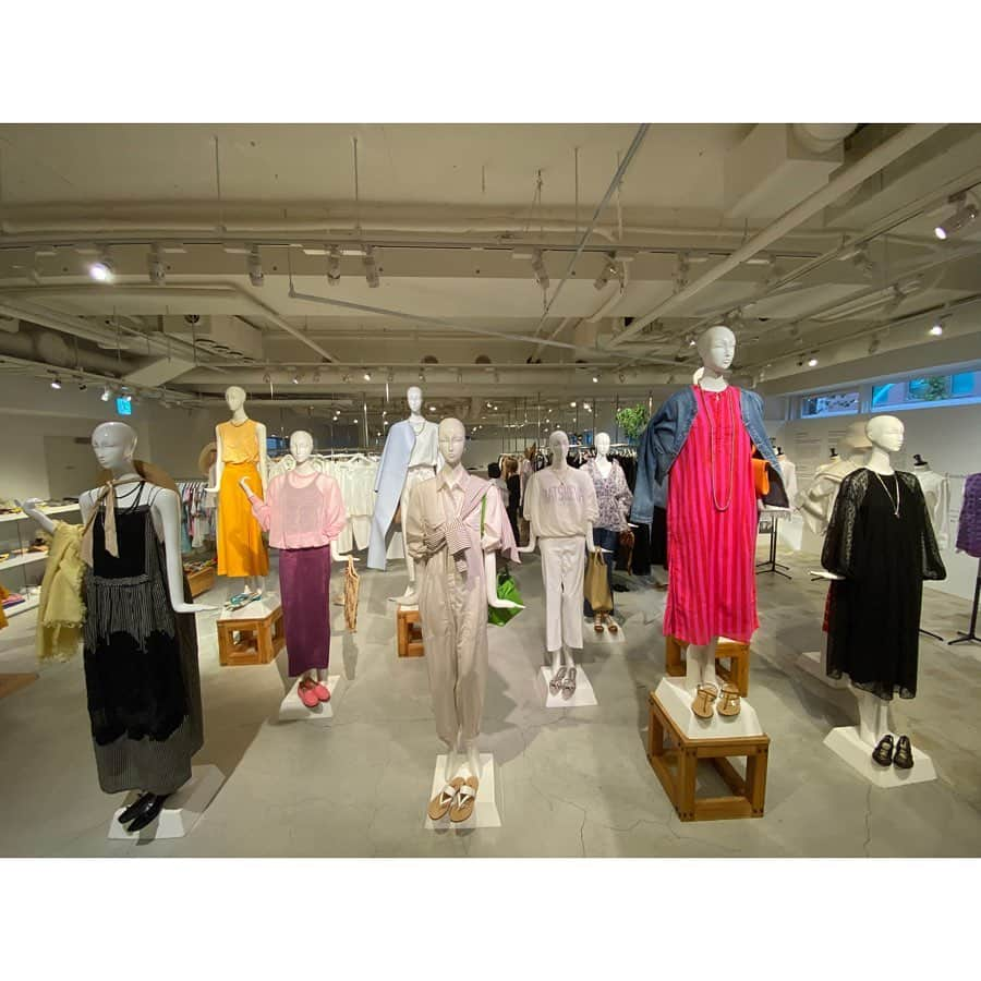 栗原佐知子さんのインスタグラム写真 - (栗原佐知子Instagram)「✴︎ @ronhermanstore 2020SS EXHIBITION👗 . 毎度のことながら、 素敵な空間に素敵なアイテムがありすぎて…✨ . 物欲しかなくなる、帰り道😂笑 . . 今回も @asaucemeler を その素敵な空間に入れていただいているので… ディスプレイで見つける度に🥺💕 . まだしばらくは寒い日が続くと思いますが… みなさま、2020SS もう少しお待ちくださいね🧣 . . 個人的には… . @ronhermanstore のチャリティ企画で  @ludlow_official チームと @erikaricottamelon が デザインしたワンピースが気になりすぎてます😏✨ （👉10枚目） . . . @asaucemeler director @mayucocon 💘 . #ronherman #fashion #2020SS #exhibition #selectshop #tokyo  #japan #asaucemeler #instapic #instalike #instagood #instadaily #instafashion #stole #ロンハーマン  #アソースメレ #ストール」12月19日 21時45分 - sachiko__kurihara