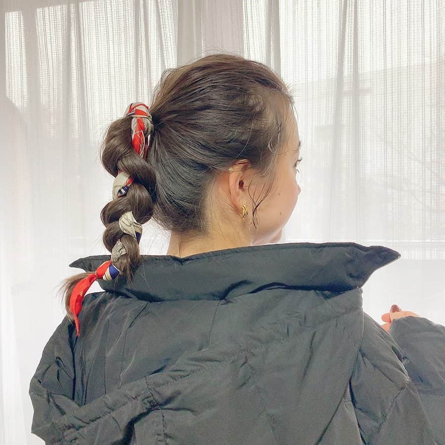 のインスタグラム：「* * スカーフをくるくるっと _ #セルフアレンジ　#ヘアアレンジ　#スカーフアレンジ」