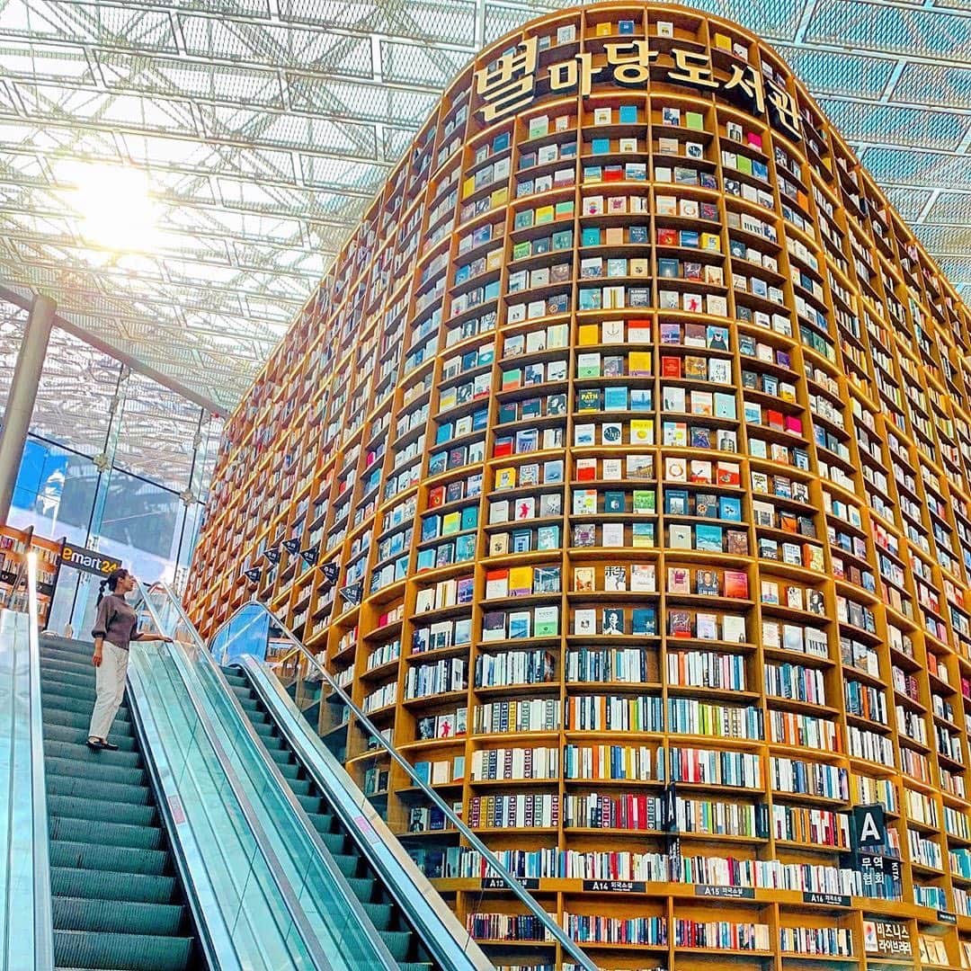 【JTB】マイトリ公式アカウントさんのインスタグラム写真 - (【JTB】マイトリ公式アカウントInstagram)「＼今日の#マイトリ 投稿は💛／﻿ ﻿ @tinker_richo さんの﻿ #韓国 #ソウル でのお写真📸﻿ ﻿ ご紹介するお写真は、﻿ 圧巻！！﻿ 大きな棚にたくさんカラフルな本が並ぶ驚きの1枚😳😳✨﻿ ﻿ ここはモールにある図書館📚﻿ こんな図書館あるって…本当に驚き🤭﻿ 図書館だけど貸し出しは🙅‍♂️﻿ ﻿ 韓国にはSNS映えスポットがたくさんだねっ📸💕﻿ ﻿ ＼みんなの #マイトリ もcheckしてね💫 ／﻿ ﻿ 🌐Korea﻿ 📍Seoul / COEX MAILL﻿ 🏷 #ピョルマダン図書館 #starfieldlibrary﻿ ﻿ マイトリサイトには、海外・国内の女子旅情報をUPしています😊URLから、是非チェックしてみてくださいね﻿ ﻿  #JTB #JTBで旅したい #ライター募集 #ソウル女子旅  #韓国旅行 #韓国女子旅 #ソウルおすすめ #海外女子旅  #ソウル旅行 #フォトジェニック #旅行が好き #女子旅 #女子旅行 #traveler #girlstrip #旅行 #女子カメラ #旅が好きな人と繋がりたい #trip #フォトスポット #GirlsWhoTravel #girlaroundworld」12月19日 21時47分 - jtb.mytrip