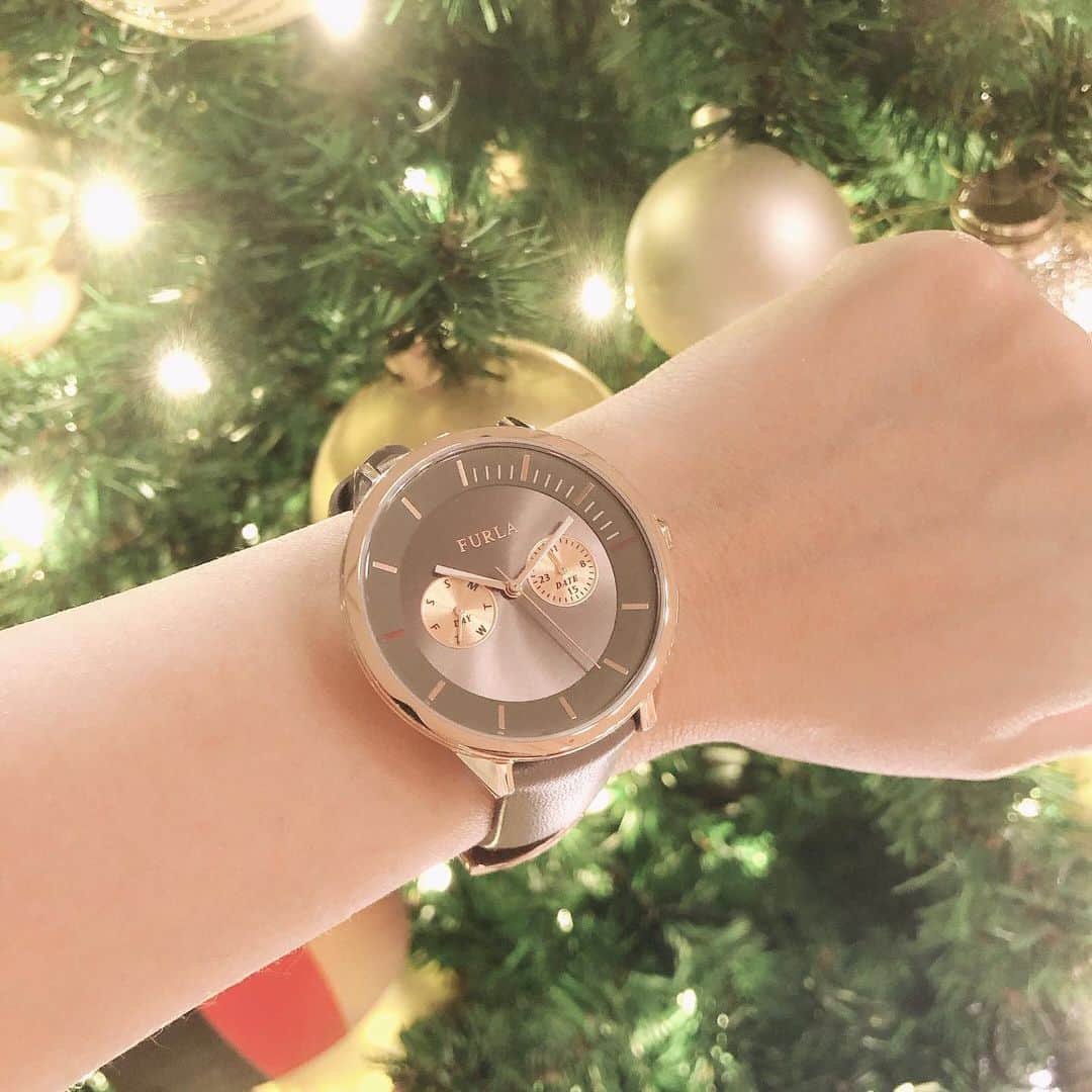 うえむらちかさんのインスタグラム写真 - (うえむらちかInstagram)「自分へのクリスマスプレゼントに🎄﻿ お久しぶりに新しい腕時計をおろしてみました⌚️﻿ ﻿ どう？﻿ 似合うかな？😉✨﻿ ﻿ ﻿ FURLA METROPOLIS 38mm﻿ カラー：グレイッシュベージュ﻿ 「TiCTAC」@tictac_press﻿ ﻿ ﻿ 大きめの文字盤に﻿ 冬のカラーを🔛﻿ ﻿ 甘過ぎずクール過ぎず﻿ FURLAらしい上品さと…﻿ 時間を確認するのが楽しくなりそう♬﻿ ﻿ ﻿ #furla #フルラ時計 #FURLAwatch #PR #Watch #腕時計 #tictac #グレイッシュベージュ﻿ #クリスマスプレゼント #プレゼント﻿ #手元倶楽部」12月19日 21時49分 - uemurachika