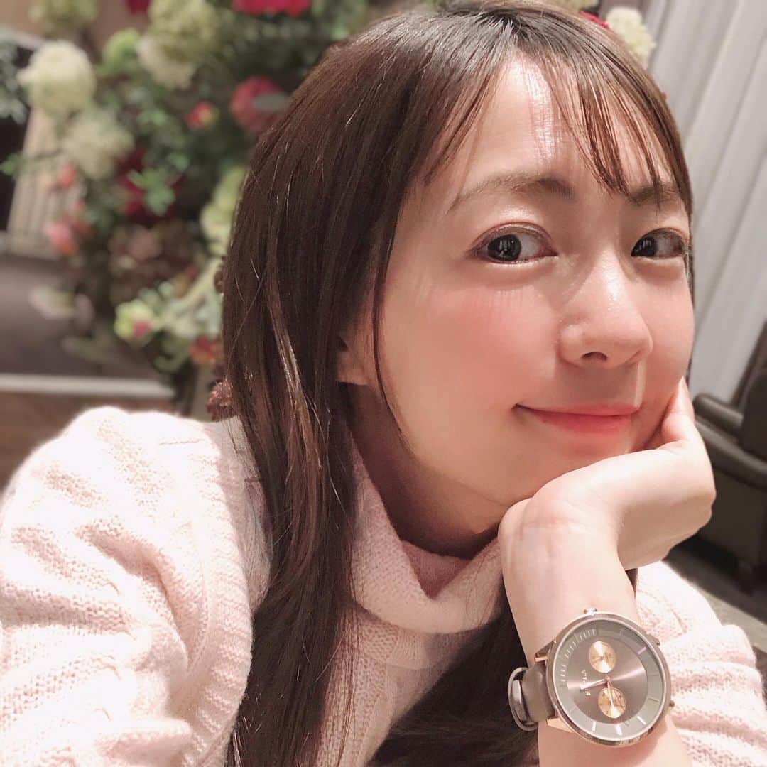 うえむらちかのインスタグラム：「自分へのクリスマスプレゼントに🎄﻿ お久しぶりに新しい腕時計をおろしてみました⌚️﻿ ﻿ どう？﻿ 似合うかな？😉✨﻿ ﻿ ﻿ FURLA METROPOLIS 38mm﻿ カラー：グレイッシュベージュ﻿ 「TiCTAC」@tictac_press﻿ ﻿ ﻿ 大きめの文字盤に﻿ 冬のカラーを🔛﻿ ﻿ 甘過ぎずクール過ぎず﻿ FURLAらしい上品さと…﻿ 時間を確認するのが楽しくなりそう♬﻿ ﻿ ﻿ #furla #フルラ時計 #FURLAwatch #PR #Watch #腕時計 #tictac #グレイッシュベージュ﻿ #クリスマスプレゼント #プレゼント﻿ #手元倶楽部」