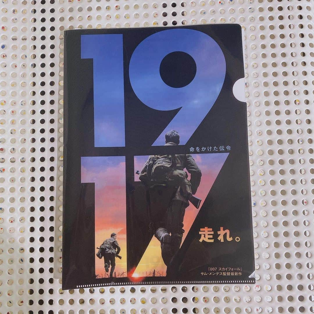 東紗友美さんのインスタグラム写真 - (東紗友美Instagram)「2020年２月公開#1917 傑作現る。心躍る賞レース関係のシーズンですね。 ・ ・ 驚異のワンショット撮影が話題の1917。これは映画じゃなくてもう実体験の領域でした。 ・ ・ 完璧に途切れなく物語を描くために、全てにおいて秒単位まで計算されるなど緻密な調整をしたというサムメンデス。 ・ ・ ワンカット系がやばすぎるってのはよく言われることだけど実際、これは本当にやばかった。。 何がかというと技術面だけじゃなく、ドラマの部分がとてもとても濃密だったのでもうかなりグッときました。泣。 邦題には【命をかけた伝令　】というタイトルがついていますが、あまりのカメラワークのすごさに日常の疲れにぼーっとしていた私は【命をかけた撮影】だと勘違いしたほど！ワラ 主人公のアクションも全て実写で、戦線の恐怖も、塹壕の道のりも、目の前に死体が転がっている惨さも全部体験した。 ・ ・ ブラックホークダウン、ダンケルクに続く戦争映画の歴史を塗り替える傑作。 サムメンデス（「アメリカン・ビューティー」「007 スペクター」）監督のアメリカンビューティーを彷彿とさせるグッとくるシーンがあったり。 オスカー撮影賞とってるロジャーディーキンスの撮影ももう大変なことになってて。 没入感がありすぎてある種、地獄でした。 多分、スクリーンでおかわりする。 ちょっともうドン引きでした。←全力褒め言葉。 怖かった。体感した。 掲載予定あるのでこの辺で。 すごいですよ。本当にもう。 #1917 #1917命をかけた伝令  #サムメンデス #映画 @1917」12月19日 21時59分 - higashisayumi