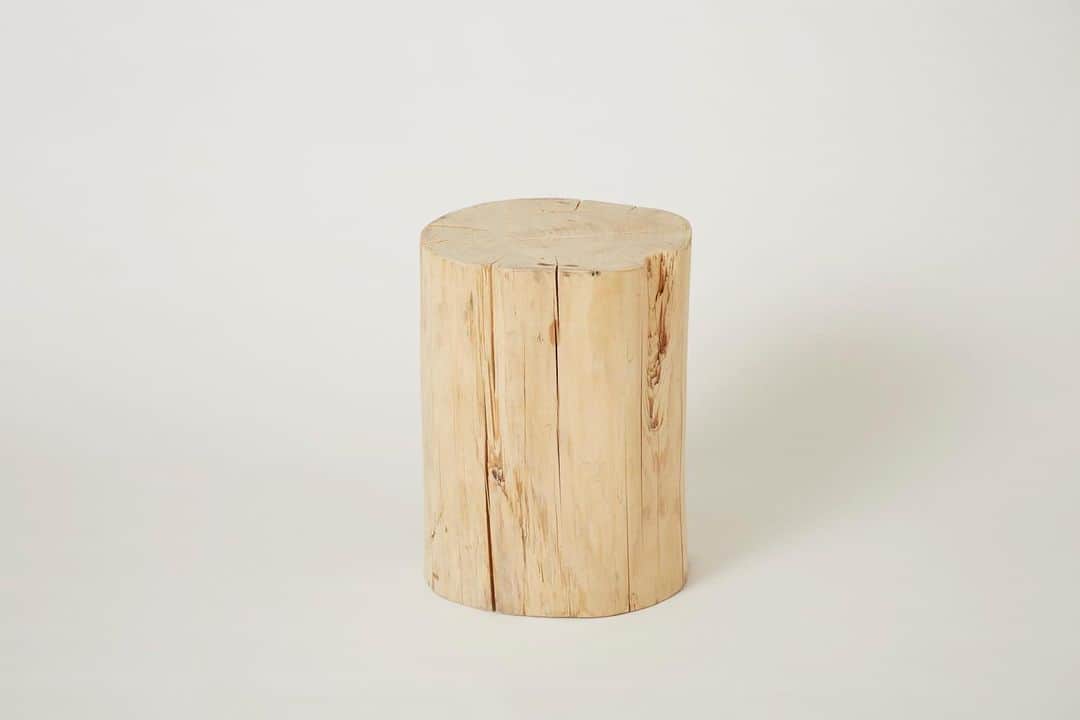UOMOさんのインスタグラム写真 - (UOMOInstagram)「Custom Made Wood Products Companyとして洒落たブラインドやフローリング製作を中心に活動する木材のプロフェッショナル集団【TIMBER CREW(ティンバー クルー)】がユナイテッドアローズ原宿本店に期間限定で出店中。部屋の中から野外まで様々な日常のシーンに馴染む木のプロダクトを提案する。12月25日(水)まで。 @timber_crew  @unitedarrows_official  #timbercrew #ティンバークルー #unitedarrows #ユナイテッドアローズ #木 #木材 #木工 #木材加工 #ウッドツリー #カッティングボード #コースター #スツール #インテリア #アウトドア」12月19日 21時51分 - uomo_magazine