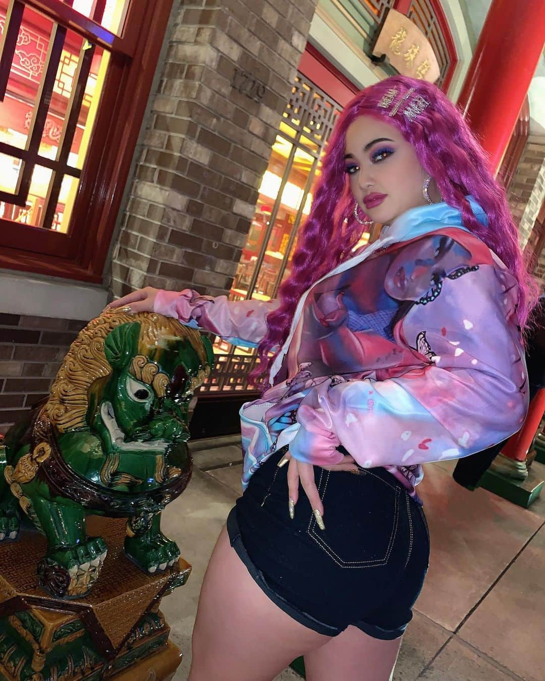 Aiさんのインスタグラム写真 - (AiInstagram)「Hi💜how r u??🐉 @bostezo_ . .  #pink #pinkhair #dragon #glammakeuplook #universalstudios #メイク好き #コスメ好き #海外コスメ #メイクレッスン #コスメオタク#プチプラコスメ #カットクリース #メイクテク」12月19日 21時51分 - ai_tinker_b