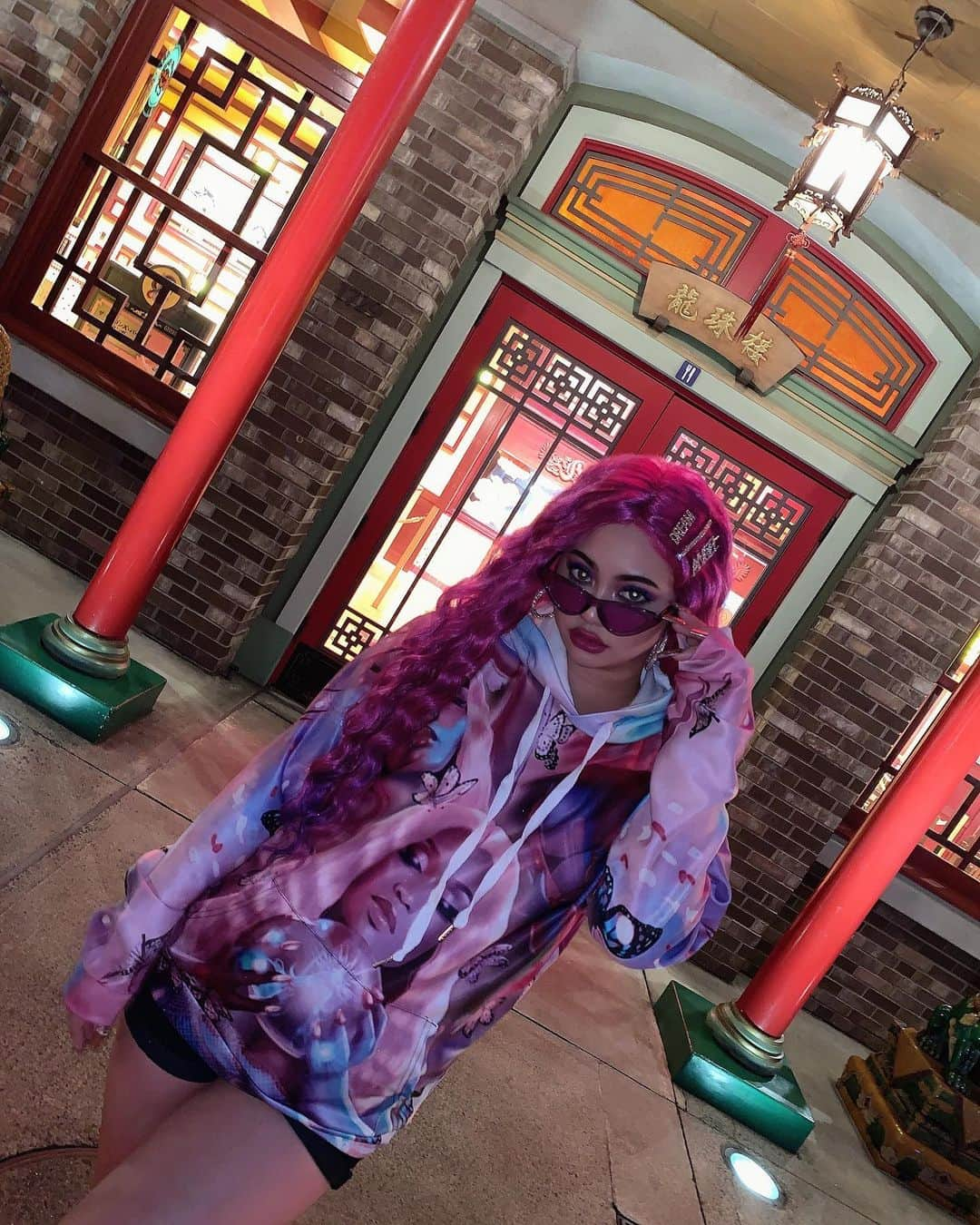 Aiさんのインスタグラム写真 - (AiInstagram)「Hi💜how r u??🐉 @bostezo_ . .  #pink #pinkhair #dragon #glammakeuplook #universalstudios #メイク好き #コスメ好き #海外コスメ #メイクレッスン #コスメオタク#プチプラコスメ #カットクリース #メイクテク」12月19日 21時51分 - ai_tinker_b