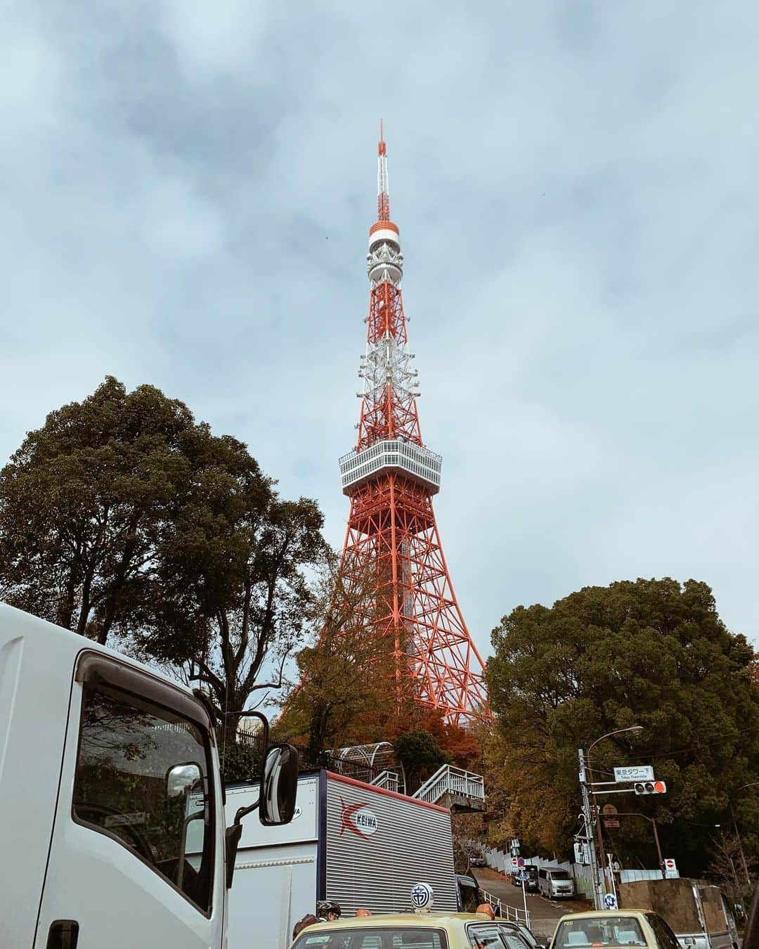 春名亜美さんのインスタグラム写真 - (春名亜美Instagram)「最近よく、長男に「東京タワー登りたいー」と言われる🗼 こんなに近くにあるのに、人生で登ったのは小さい頃に一回だけ。 今登るとまた見る世界が違いそう。 近々息子達と行きたいな☺️ #そんな事を思いながら撮った写真 #東京タワー #tokyo #tokyotower」12月19日 21時53分 - amiharunaami