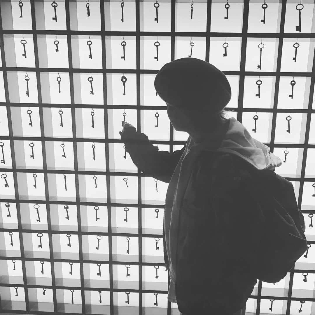 和田美枝のインスタグラム：「鍵🔑  #鍵 #どの鍵が心の鍵なのか #ガチャガチャガチャ #ピターっと合うものがあるはず #家の戸締りはしっかりと」