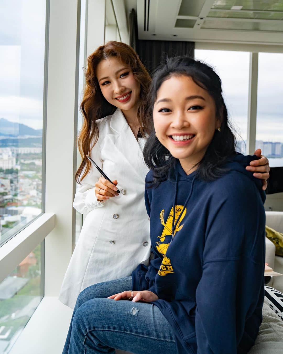 Instagramさんのインスタグラム写真 - (InstagramInstagram)「Spend the day on a Seoul adventure with actress Lana Condor (@lanacondor) for #TeachMe, our new IGTV series where your favorite stars learn new things with amazing creators from the Instagram community. Hang out with Lana in South Korea’s capital as she picks up new makeup skills from @risabae_art, K-pop dance moves from @somsomi0309 and iconic Korean dishes with @henryl89. 🔥  And P.S. ✨we are SO EXCITED to announce the trailer for “To All the Boys: P.S. I Still Love You” is out NOW on @toalltheboysnetflix IGTV. 🤗」12月19日 21時57分 - instagram