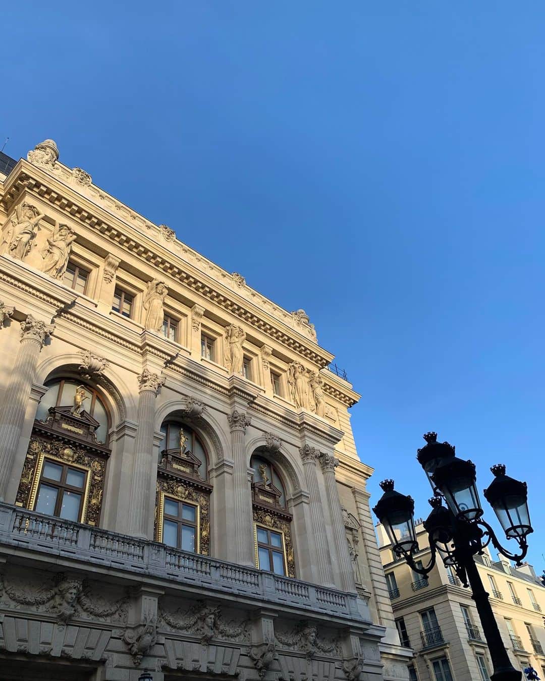 マチルダ・ルッツのインスタグラム：「Au revoir Paris ! ❤️#merci #beauty #aurevoir」