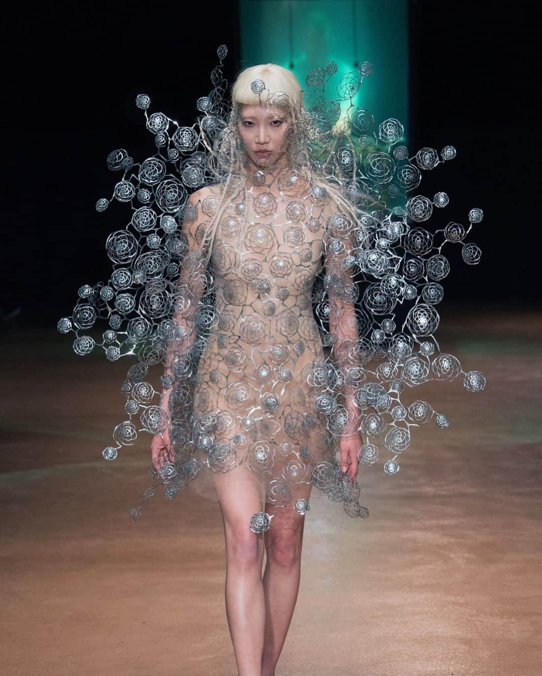 Iris Van Herpeさんのインスタグラム写真 - (Iris Van HerpeInstagram)「Our first collaboration with visionary architect Philip Beesley was for our ‘Voltage’ collection back in 2013. Since the debut of Voltage Iris van Herpen and Philip Beesley have been collaborating on numerous transcending material innovations. We here illuminate a selection of our treasured ongoing collaboration. "I remember that in our very first exchanges Iris and I spoke of things at the far edges of perception ~ of floating and diving and of radiant halos. Our ongoing work together lives on those edges. The insight I've gained from our shared work has transformed how I approach my own craft. Perhaps this comes because Iris approaches Couture as intimate architecture, expanding the boundaries of skin and clothing into rippling, efflorescing octaves of space that reach outward, upward and downward without limit.“ Philip Beesley  Video 1: ‘Lucid' dress in movement, 2016  Image 2: Atelier process photo of the ‘Lucid’ dress, 2016 Video 3: ‘Galactic glitch’ dress in movement, 2019 Image 4: ‘Magnetic Motion’ dress, Mathieu Cecar, 2015 Video 5: ‘Lucid’ shoulder dress in movement, 2019 Image 6: ‘Aeriform’ dress, 2017 Video 7: ‘Glitch’ dress in process inside the atelier, 2017 Image 8: ‘Voltage’ dress in movement, 2013 Image 9: ‘Voltage’ dress, detail photo, Bart Oomes, 2013 Image 10: ‘Omniverse’ dress, Julien Vallon, 2019  #irisvanherpen #philipbeesley」12月19日 22時02分 - irisvanherpen