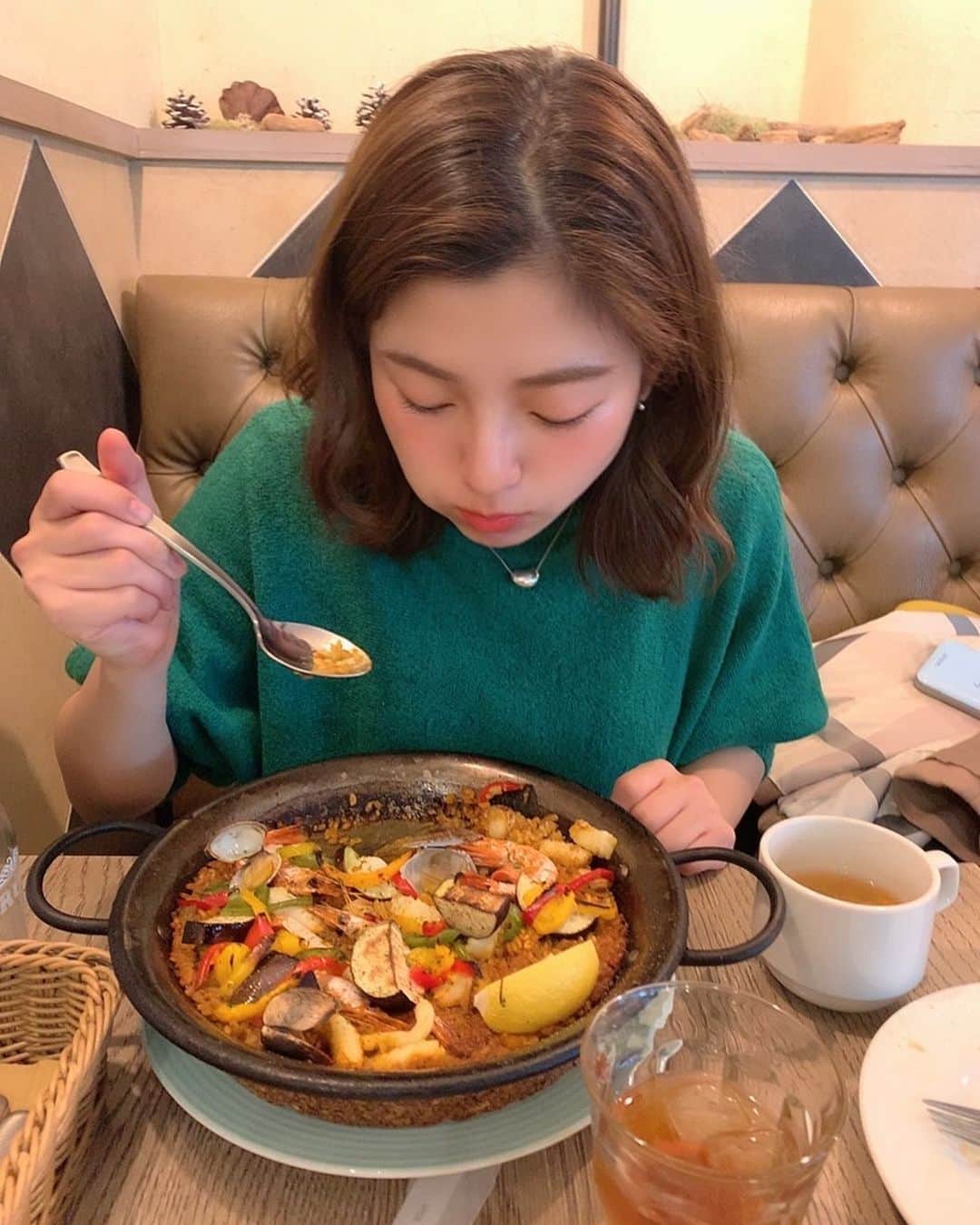 のインスタグラム：「ひさびさに 真剣に食べる楽々  載せてないだけで よく食べてるよ。😇 動画は誰得でもないけど 自分でもべつに見る機会ないから 載せる😎」