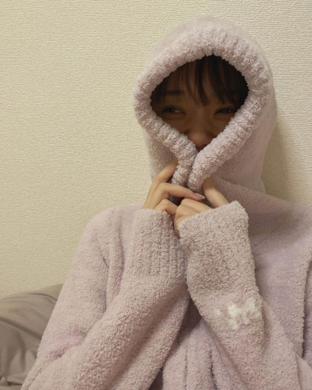 江野沢愛美さんのインスタグラム写真 - (江野沢愛美Instagram)「明日は金曜日！頑張りましょう☺︎ non-noも発売日だよん 私服とか載ってます〜ぜひ。 #ピンクです #もこもこ可愛い」12月19日 22時15分 - enosawa_manami
