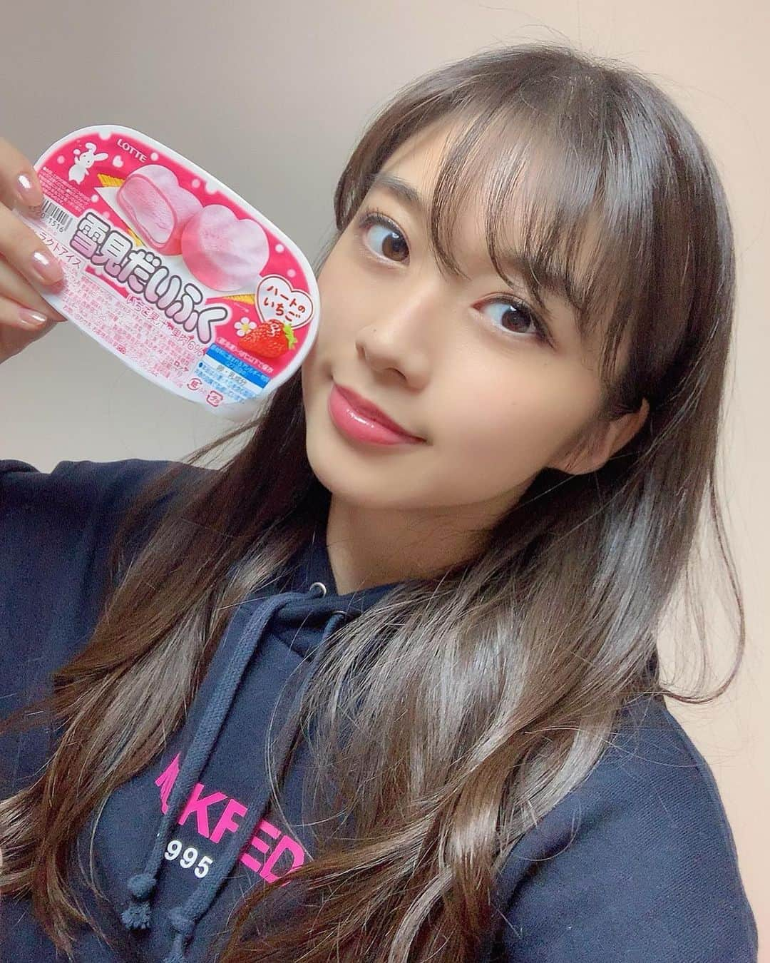 牧野真莉愛さんのインスタグラム写真 - (牧野真莉愛Instagram)「♡ ♡ ✨雪美馬だい福田✨ ↑ 天才だと思った🐰まりあ ・ 💗雪見だいふくハートのいちご💗 ↑ LOVEりんすぎると思った🐰︎💕︎🍓まりあ ♡ ♡  #ロッテ #雪美馬だい福田 #雪見だいふく #ハートのいちご #謎のまりあ #モーニング娘19 #morningmusume19」12月19日 22時11分 - maria_makino.official