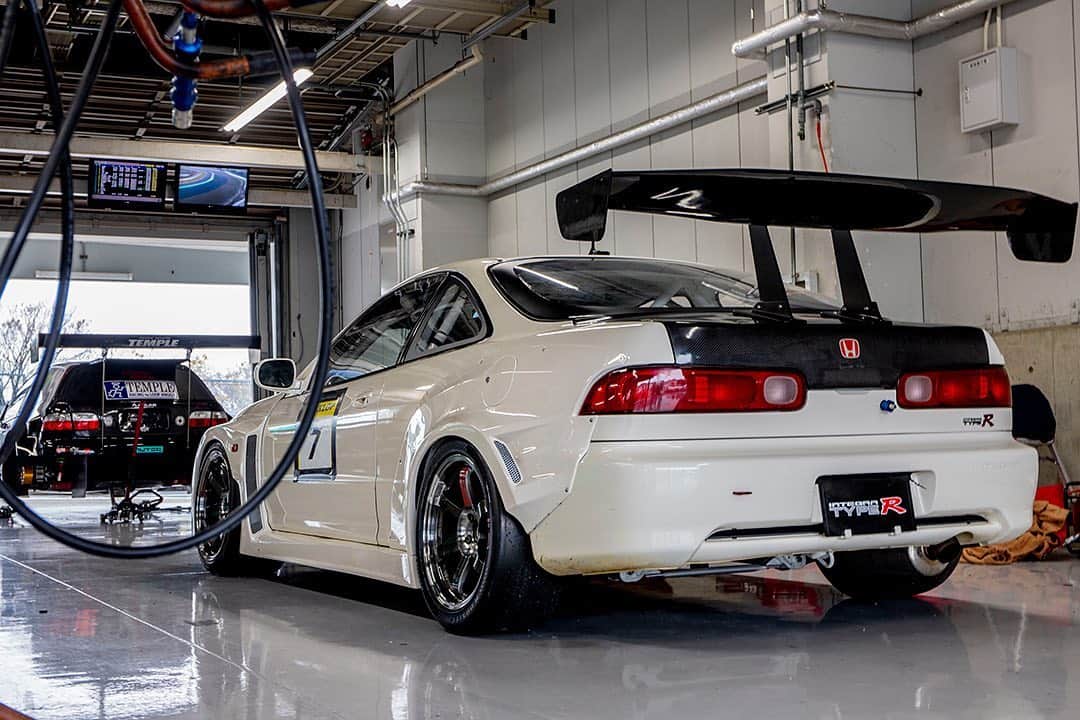 のインスタグラム：「_ K24 Swapped Honda DC2 Integra Type R _ Shot on Dec-17 2019 "SUZUKA CIRCUIT TIME ATTACK" organized by @aslan_inc_japan at Suzuka International Circuit _ owner: @klau99 photo: @mistbahn _ _ JP) 2019年12月17日、鈴鹿サーキット国際レーシングコース(鈴鹿フルコース)で開催されたアスランさん( @aslan_inc_japan )主催の「SUZUKA CIRCUIT TIME ATTACK」にて撮影。 _ _ #suzukacircuittimeattack #scta #aslan #アスラン #aslan_inc_japan #suzukacircuit #suzukainternationalcircuit #鈴鹿サーキット #hondaintegra #dc2 #dc2r #dc2integra #itr #インテグラ #integra #hondaintegratyper #rsx #acurarsx #k20 #k20a #kswapped #kswap #k24 #kseries #timeattack #timeattackjapan #tuningcartimeattack #hondasontrack」