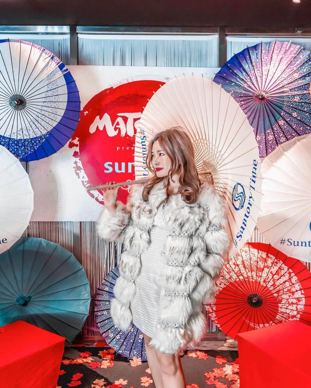 Stella Leeさんのインスタグラム写真 - (Stella LeeInstagram)「Another extraordinary event supported by SUNTORY and this time they’re the sponsor for an event at V2 Club Roppongi! We could get the newest Suntory Roku Gin at the club, and there was special performance by HANABI that incorporates traditional music instruments such as samisen to club music. The performers wore Hakama while playing it beautifully and the whole crowd screamed Suntory Time. It was beyond what I expected! 😍 So lucky to visit the event and enjoy the drink + atmosphere, thank you @suntorytime_official and @yorimichi.japan for the invite 💖  #suntorytime #suntory #pr」12月19日 22時20分 - stellalee92