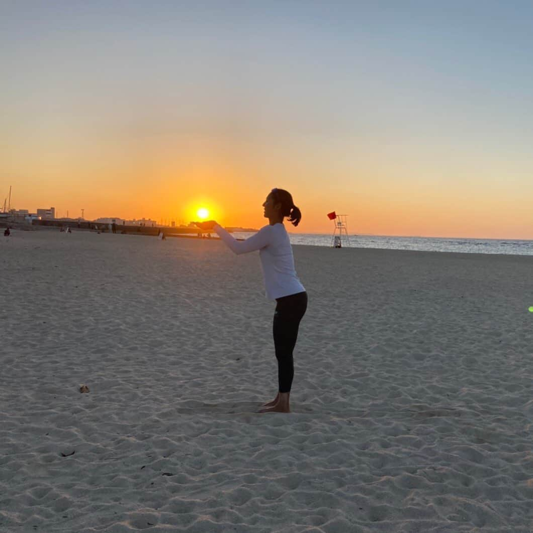 長谷川暁子さんのインスタグラム写真 - (長谷川暁子Instagram)「Catching the SUNSET 🧡  #sunset #ぎのわんトロピカルビーチ  #okinawa #trainigcamp ﻿ #beachvolleyball #ビーチバレーボール ﻿ #nttcomware #nttコムウェア ﻿ #長谷川暁子 #akikohasegawa」12月19日 22時21分 - akikohaseg