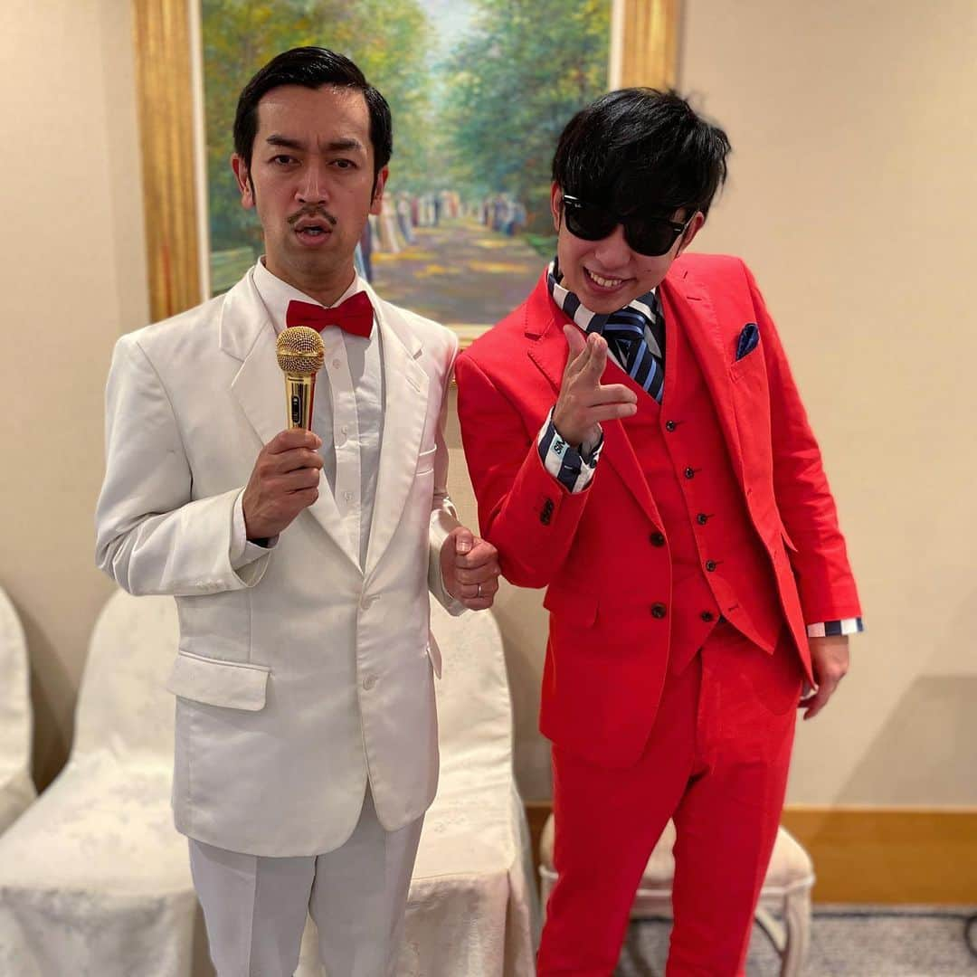 田中シングルのインスタグラム：「クリスマスカラーな2人  #ムーディ勝山さん #優しくて渋い声の先輩 #この日はレギュラーさんと大西ライオンさんも同じ営業 #楽屋の雰囲気が暖かかった #一発屋オールスターの先輩は皆さん優しい #同じ痛みを知っているから #メリークリスマス #christmas #Xmas #merrychristmas  #クリスマス #サンタコス」