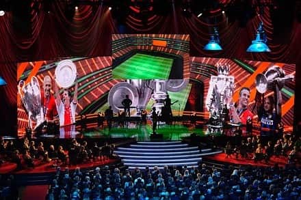ロビン・ファン・ペルシのインスタグラム：「Had a great night at the NOC*NSF Sportgala 2019. Congratulations to all the winners. And thank you NOC*NSF for honoring my former teammates Arjen Robben, Rafael van der Vaart, Wesley Sneijder and myself. Always nice to look back at the wonderful moments we shared together. And a huge thank you to @thescriptofficial for coming all the way to Amsterdam to perform for us tonight. Turns out @thescript_danny and I both admire each others work! Was a pleasure to meet you guys. See you at your next concert in Holland. 🤩🤝」