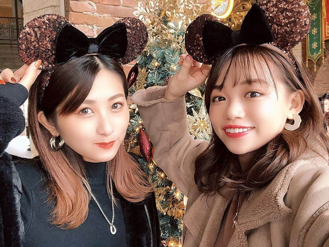 瀬賀しお（せがしぃ）さんのインスタグラム写真 - (瀬賀しお（せがしぃ）Instagram)「先日、相方ちゃんとDisney seaに行ったときのvlogをYouTubeにアップしました☺️💓 お揃いのカチューシャGETするとやっぱりテンション上がりますよね･:*+.\(( °ω° ))/.:+ 昔は走り回ってたディズニーも、今はかなりまったりディズニーになりました☺️🌷 レストランで話してばかりでごはんたくさん食べちゃったなぁ😆💭 そんな楽しみ方もいいですよね💓 . 皆さんは最近ディズニー行きましたか？✨ やっぱり夢の国は何度行ってもわくわくするっっ♡ . 大好きなクリスマス仕様の時に行けてよかったなぁー🎄💓 相方ちゃんありがとう❤️ @misaki_aono 💋 . #disneysea #disney #youtube #youtuber #Xmas #Christmas #ディズニー #ディズニーシー」12月19日 22時29分 - segashiori