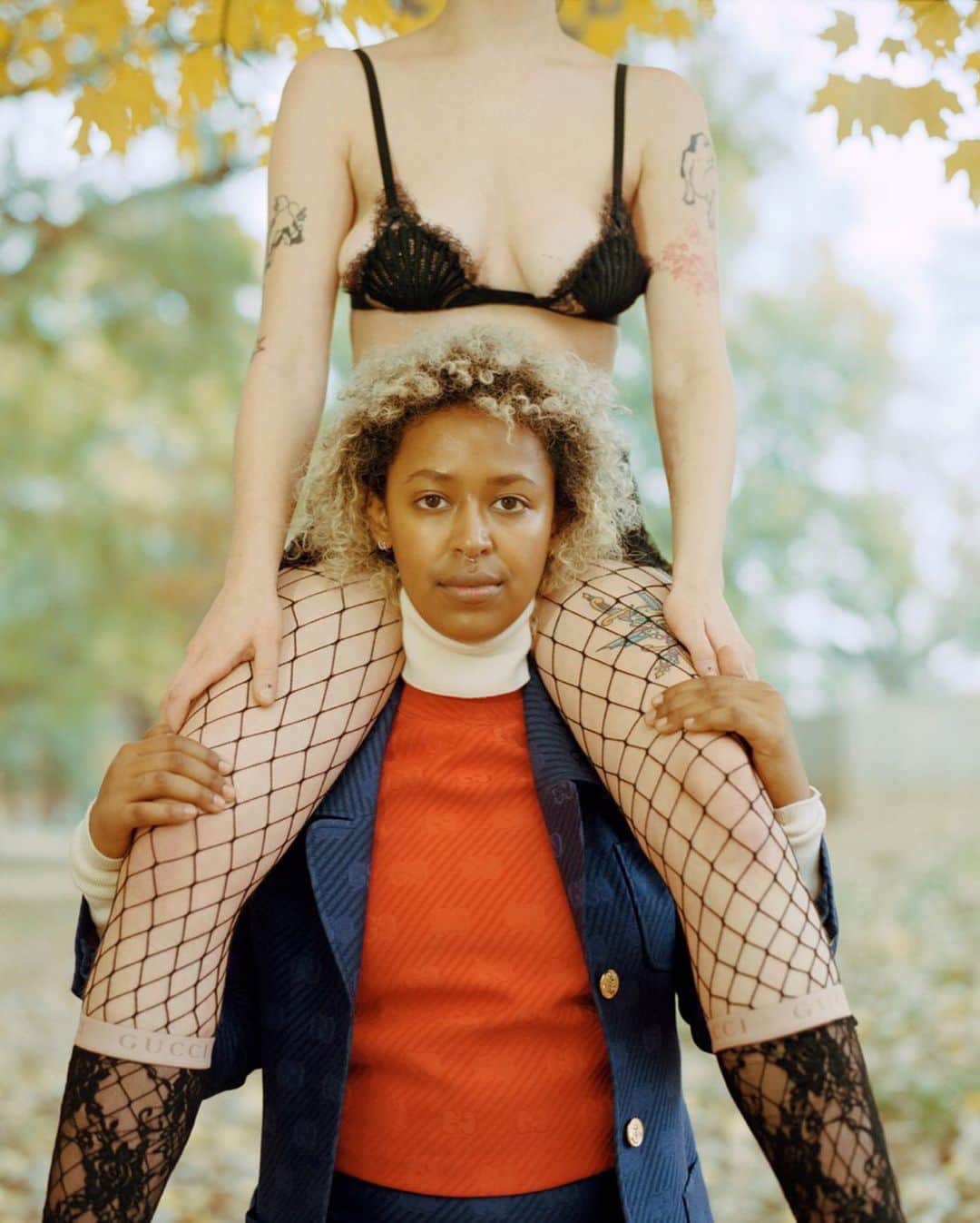 Vogue Italiaさんのインスタグラム写真 - (Vogue ItaliaInstagram)「What does it mean to be connected in the age of constant sharing? Artist @PeytonFulford interprets the @Gucci Cruise 2020 collection with a series of images portraying moments of kindness and sharing within her Atlanta community of friends. See more via link in bio. Full credits: Art direction @AlessiaGlaviano Lighting assistants @rosslandenberger @birokante Hair and MakeUp @gallerypeace  Text by @ChiaraNonino」12月19日 22時36分 - vogueitalia