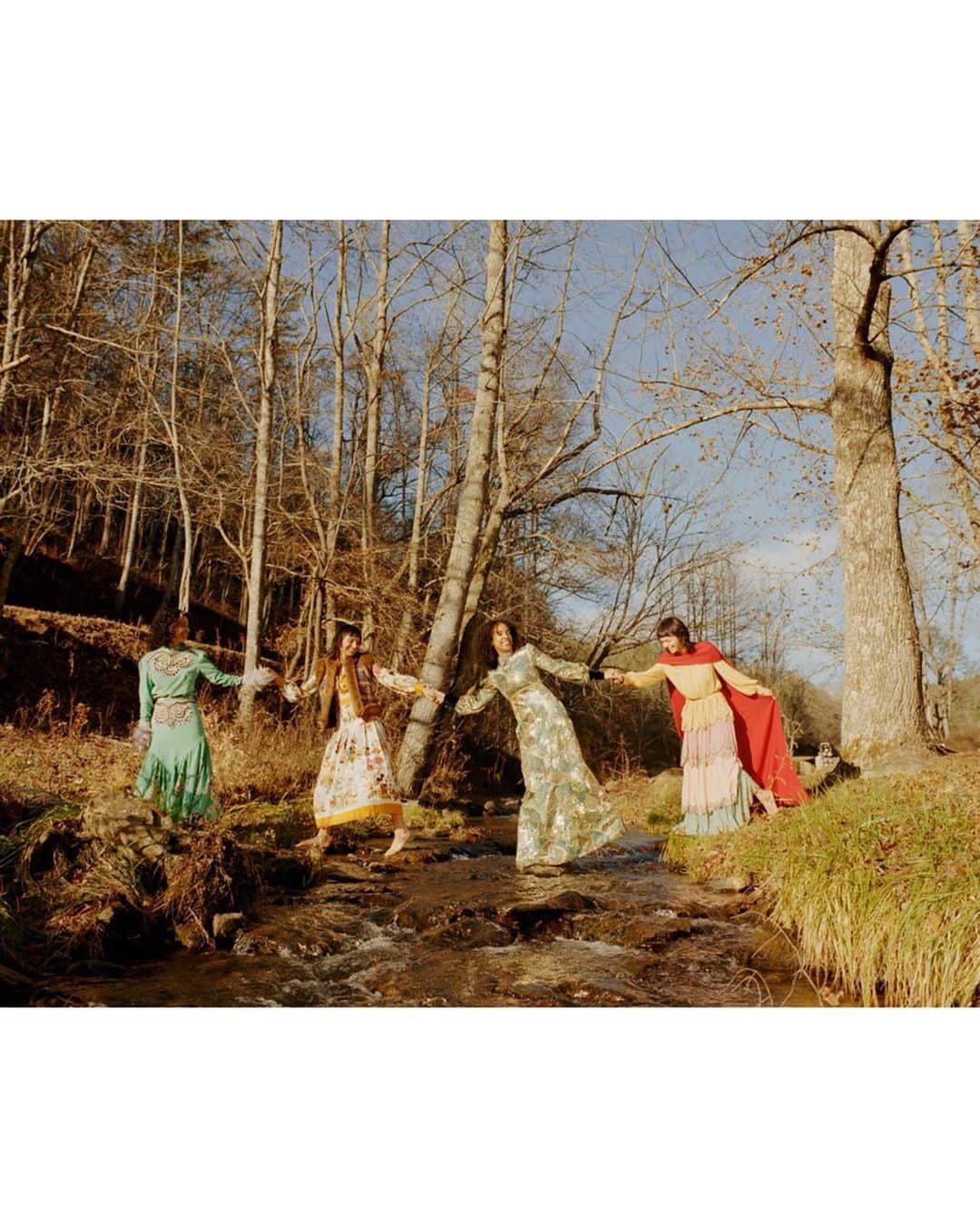 Vogue Italiaさんのインスタグラム写真 - (Vogue ItaliaInstagram)「What does it mean to be connected in the age of constant sharing? Artist @PeytonFulford interprets the @Gucci Cruise 2020 collection with a series of images portraying moments of kindness and sharing within her Atlanta community of friends. See more via link in bio. Full credits: Art direction @AlessiaGlaviano Lighting assistants @rosslandenberger @birokante Hair and MakeUp @gallerypeace  Text by @ChiaraNonino」12月19日 22時36分 - vogueitalia