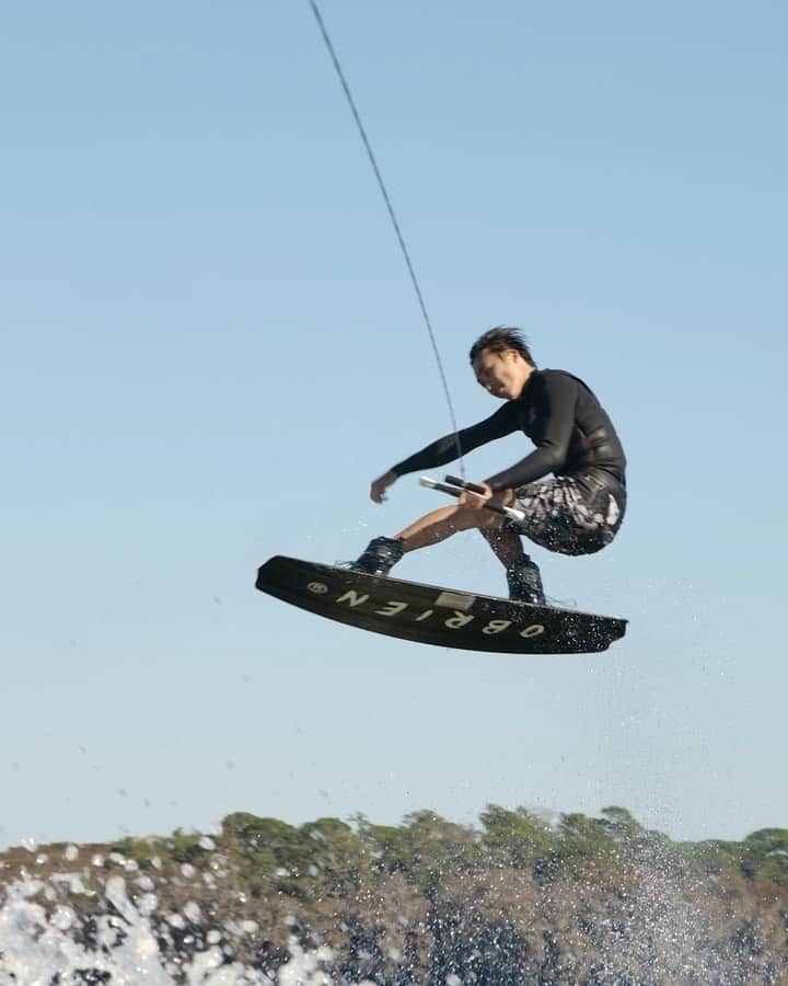 のインスタグラム：「No grab? Who cares😂 Wakeboarding is all about having fun😎🔥 Welcome to winter season😂🥶 📹:@agarabaghi」