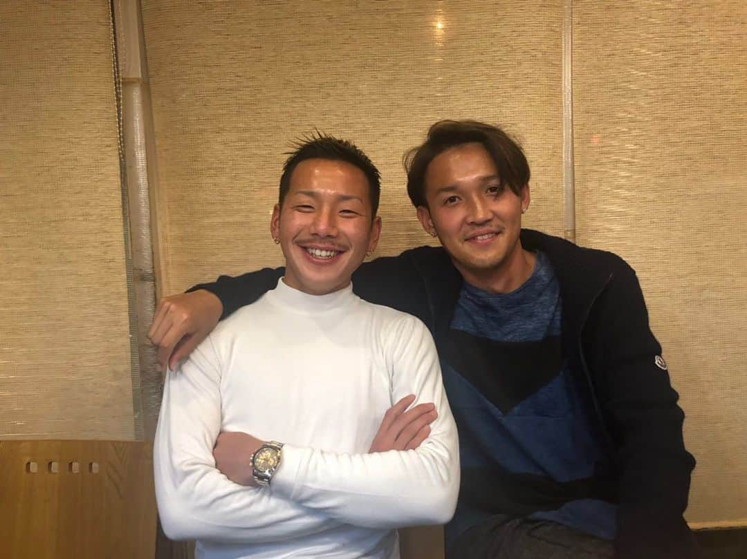 井手口陽介さんのインスタグラム写真 - (井手口陽介Instagram)「今シーズンたくさんの 応援ありがとうございました⚽️ 帰国してからさっそく このお方と🙈 #美味しい寿司ご馳走になりました #離れて2週間とかやけど久々な感じ #やっぱり楽しい #３枚目おねぇみたいと言われたのは内緒」12月19日 22時39分 - 1227hny