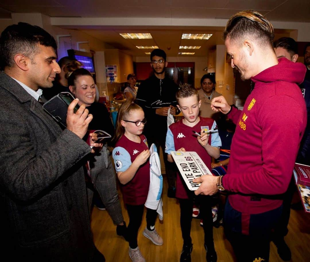 ジャック・グリーリッシュさんのインスタグラム写真 - (ジャック・グリーリッシュInstagram)「Great day at training then off to the Hospital to meet the children and hand out presents, always a pleasure! 🙌🏻🎁⚽️」12月20日 4時22分 - jackgrealish