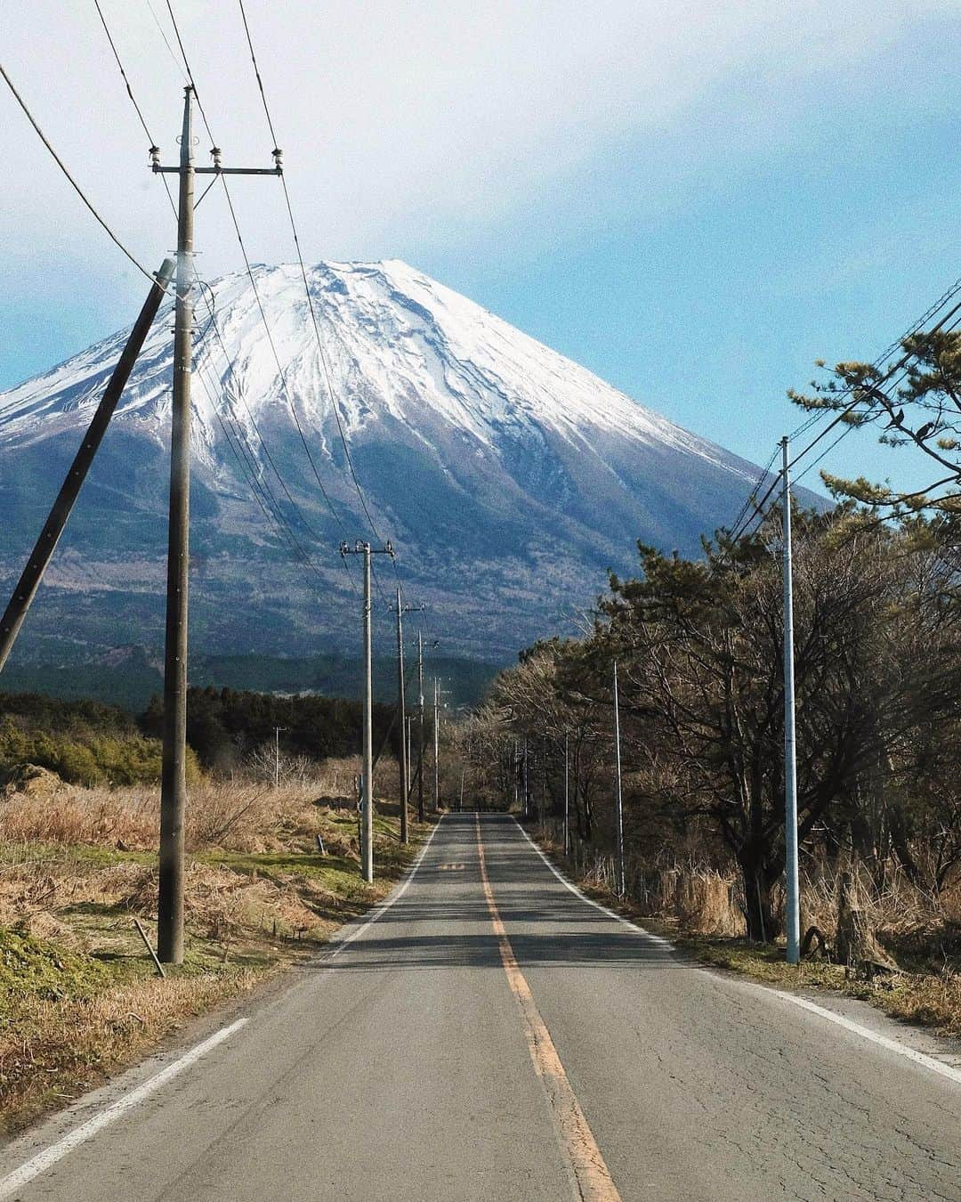 Y U R I Eさんのインスタグラム写真 - (Y U R I EInstagram)「ふもとっぱらからの帰り道🚐 この道がすき🗻✨！！！ #mtfuji#fujisan#explorejapan#富士山#道#帰り道#車からの景色」12月19日 23時00分 - yuriexx67