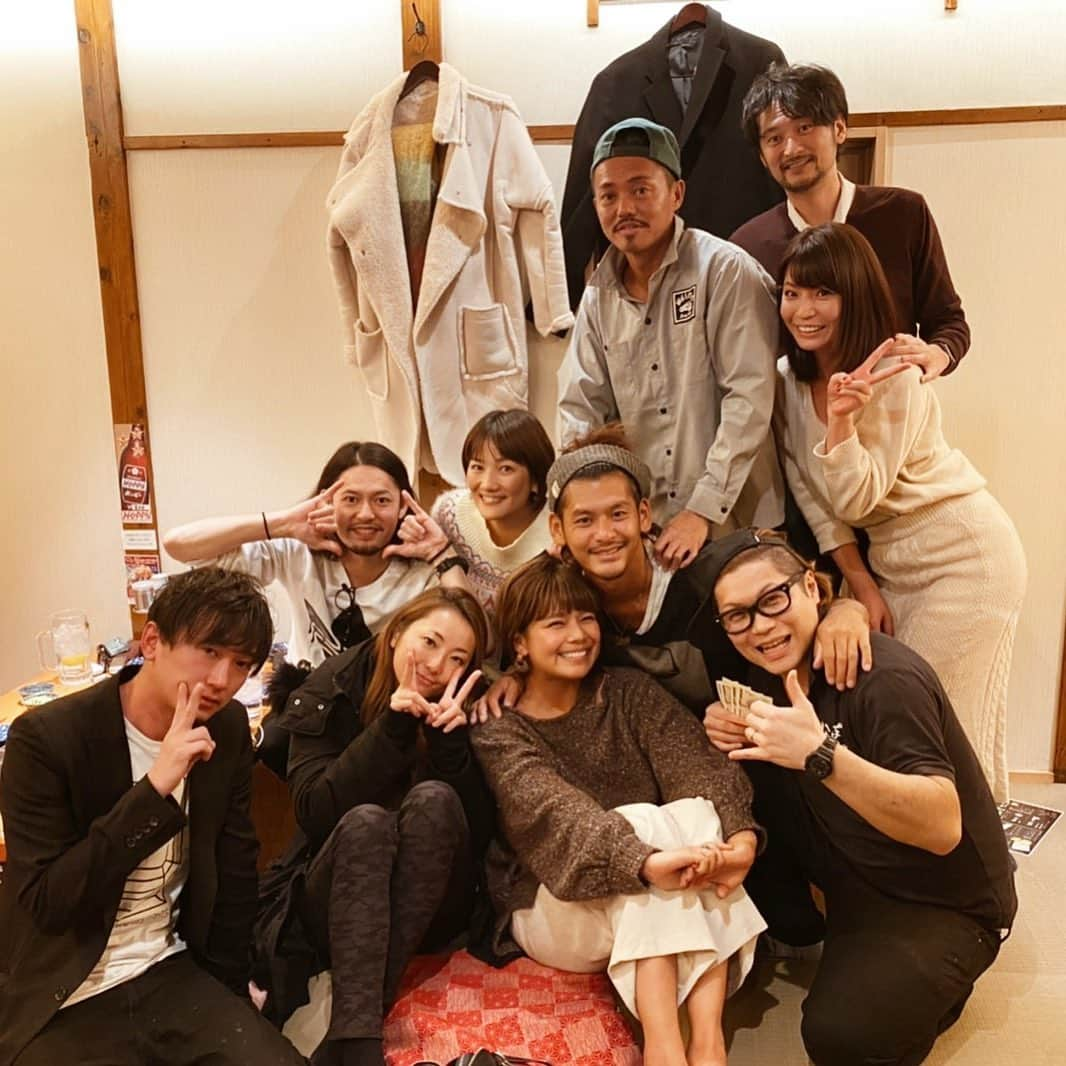 クロさんのインスタグラム写真 - (クロInstagram)「✨✨あいのり忘年会2019🥂✨✨﻿ ﻿ HOMEや！！！﻿ たのすい🏠 今年初の忘年会☺️💕💕💕﻿ 門前仲町にあるカルボナーラのお店にきています！！おいしーーー🤤 ﻿ #暑くて靴下脱いじった #玉木の写真写り悪い #鉄平幹事ありがとう #玉木 #和泉 #梅男 #かよ﻿ #嵐 #tk #カルボナーラ #くぅ #鉄平 #モデル #tokyo #東京 #可愛い #ありがとう #大好き #空 #ファッション #コーデ #可愛い #tokyo #baby #女の子ママ #あいのり #ママリ#ベビフル #コドモノ #赤ちゃんのいる生活 #mamagirl #親バカ部」12月19日 22時54分 - kuro_risa