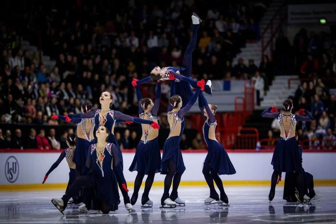 ISUグランプリシリーズさんのインスタグラム写真 - (ISUグランプリシリーズInstagram)「Syncing Up Academics And Athletic. New story on Synchronized Skating is up! Dont miss it! ⁣ ⁣Read all about it 👉 https://bit.ly/2Q5qEYg ⁣ ⁣#⃣ #SynchroSkating」12月19日 23時08分 - isufigureskating_x