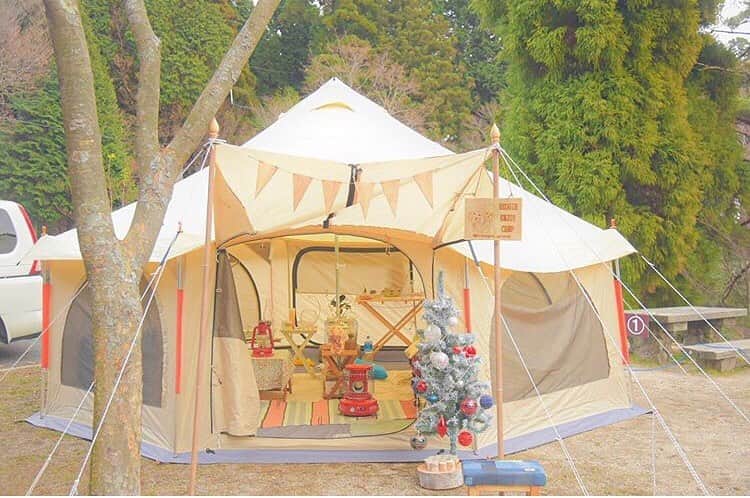 hinata_outdoorさんのインスタグラム写真 - (hinata_outdoorInstagram)「@reogin_gramのpic✨﻿⠀⠀⠀⠀⠀⠀⠀⠀ ﻿⠀⠀⠀⠀⠀⠀⠀⠀ タケノコテントとアラジンのストーブは、クリスマス装飾と相性ばっちりです！☺️⠀ ⠀⠀⠀⠀﻿⠀⠀⠀⠀⠀⠀⠀⠀ ～🎄クリスマスキャンプの素敵な1枚🎄～⠀⠀⠀﻿⠀⠀⠀⠀⠀⠀⠀⠀ クリスマスキャンプのおしゃれなキッチンテーブルやテントサイトの写真を投稿します🎵⠀⠀⠀⠀⠀⠀⠀⠀ ⠀ ⠀⠀⠀⠀⠀ ⠀⠀⠀⠀⠀⠀⠀⠀⠀﻿⠀⠀⠀⠀⠀⠀⠀⠀ 🌳🌲⛄🌳🌲⛄🌳🌲🌳🌲⛄🌳🌳⠀⠀⠀⠀﻿⠀⠀⠀⠀⠀⠀⠀⠀ ⠀⠀⠀⠀﻿⠀⠀⠀⠀⠀⠀⠀⠀ ｢#2019ベストキャンプpic｣☕投稿募集中☕⠀⠀⠀⠀⠀﻿⠀⠀⠀⠀⠀⠀⠀⠀ #hinataoutdoor #2019ベストキャンプpic の2つをつけて、今年撮ったお気に入りのキャンプ写真を投稿してください♪⠀⠀⠀⠀⠀﻿⠀⠀⠀⠀⠀⠀⠀⠀ 選ばれた画像は、hinataの記事 & 公式インスタグラムにてご紹介します！⠀⠀﻿⠀⠀⠀⠀⠀⠀⠀⠀ ⠀⠀⠀⠀⠀⠀⠀⠀﻿⠀⠀⠀⠀⠀⠀⠀⠀ ⛄🌲🌳🌲⛄🌲🌳🌲🌳⛄🌲🌳🌳 ⠀⠀⠀⠀⠀⠀⠀﻿⠀⠀⠀⠀⠀⠀⠀⠀ ⠀⠀⠀⠀⠀⠀⠀⠀⠀⠀⠀⠀⠀⠀⠀⠀⠀⠀﻿⠀⠀⠀⠀⠀⠀⠀⠀ 🚙キャンプや山登りのアウトドア情報はプロフィールのURLから ➡ @hinata_outdoor⠀⠀⠀⠀⠀⠀⠀⠀⠀⠀⠀⠀⠀⠀⠀⠀⠀⠀﻿⠀⠀⠀⠀⠀⠀⠀⠀ ⠀⠀⠀⠀⠀⠀⠀⠀⠀⠀⠀⠀⠀⠀⠀⠀⠀⠀﻿⠀⠀⠀⠀⠀⠀⠀⠀ 🍖美味しそうなキャンプ料理の写真は➡️⠀⠀⠀⠀⠀⠀⠀⠀⠀⠀⠀⠀⠀⠀⠀⠀⠀⠀﻿⠀⠀⠀⠀⠀⠀⠀⠀ @hinata_gohan⠀⠀⠀⠀⠀⠀⠀⠀⠀⠀⠀⠀⠀⠀⠀⠀⠀⠀⠀⠀⠀⠀﻿⠀⠀⠀⠀⠀⠀⠀⠀ ⠀⠀⠀⠀⠀⠀⠀⠀⠀⠀⠀⠀⠀⠀⠀⠀﻿⠀⠀⠀⠀⠀⠀⠀⠀ #キャンプ #アウトドア #キャンプギア #アウトドアギア #キャンプ道具 #キャンプ場 #キャンプインテリア #キャンプ部 #ファミキャン #キャンプ初心者 #キャンプ収納 #キャンプ女子 #ファミリーキャンプ #キッチンテーブル #camp #outdoor  #冬キャンプ #クリスマス #クリスマスキャンプ #DOD #タケノコテント #アラジン #イヌトドア #christmascamp #犬とキャンプ #犬キャンプ #わんことキャンプ」12月19日 23時04分 - hinata_outdoor