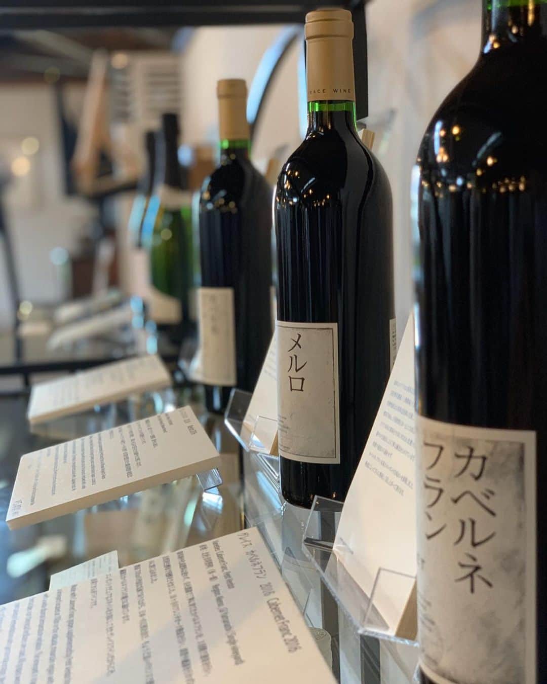 千代田唯さんのインスタグラム写真 - (千代田唯Instagram)「先週のグランメゾン東京 日本ワインの回🍷観たひとー🙋‍♀️✨ ロケ地の「GRACE WINE 」 夏にワイナリーへ訪問させていただいてたので すごく興奮してしまいました💗 ・ 綺麗でオシャレなワイナリーで飲むワインは 美味しくて、優雅な気持ちになります✨ こちらのカベルネフランで作られた赤ワインは サッパリしている中にコクがある飲みやすい味わいで  TVに出てきたように、まさに日本の食材とあうワインだと感じました🍷 わたしも日本ワインと食事の会を開いてみたいです☺️✨ #グランメゾン東京  #日本ワイン #gracewine #中央葡萄酒  #グレイスワイン #カベルネフラン #ミスワイン #ワインエキスパート #ワイン大好き #ワイン好きな人と繋がりたい  #ワイナリー巡り」12月19日 23時07分 - chiyodayui0920