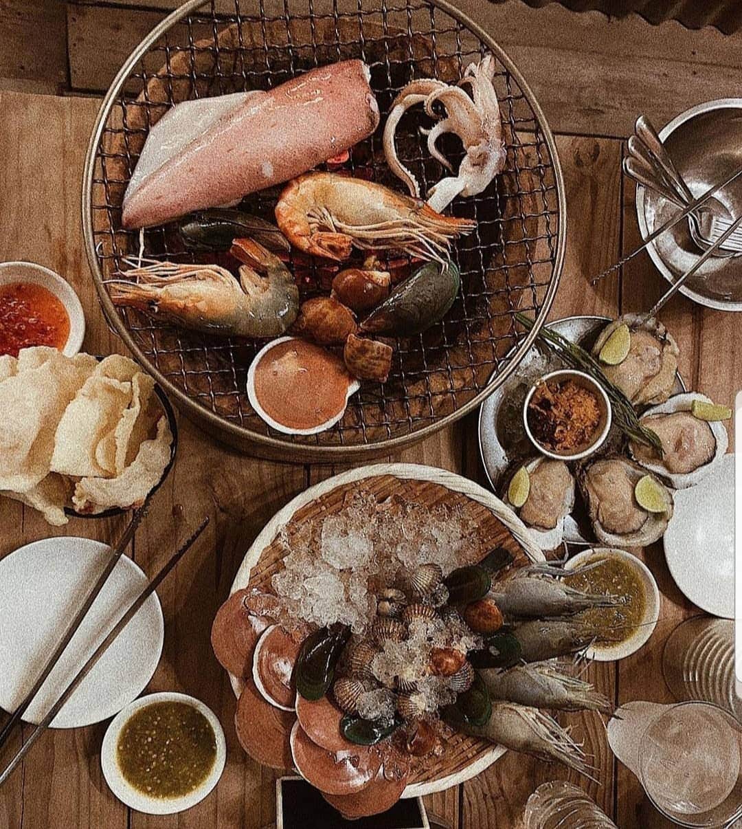 のインスタグラム：「Charcoal grilled seafood BBQ food truck @summersummer_by_summerstreet ร้านปิ้งย่างซีฟู้ดที่มีจุดเริ่มต้นมาจากดีไซเนอร์ 3 คน @summerstreets. Picture by @gopinkballs. Recommended by @ppoojiradt. . . . #summerstreetsbkk #summerstreets  #herenowcity #wonderfulplaces #beautifuldestinations #travelholic #travelawesome #traveladdict #igtravel #foodie #foodgasm #foodporn #dailyfoodseeker #hypefeast #instafood #footfetishnation #foodfluffer #Bangkok #explorethailand #バンコク #バンコク観光 #バンコク旅行 #방콕 #방콕여행 #태국 #曼谷」