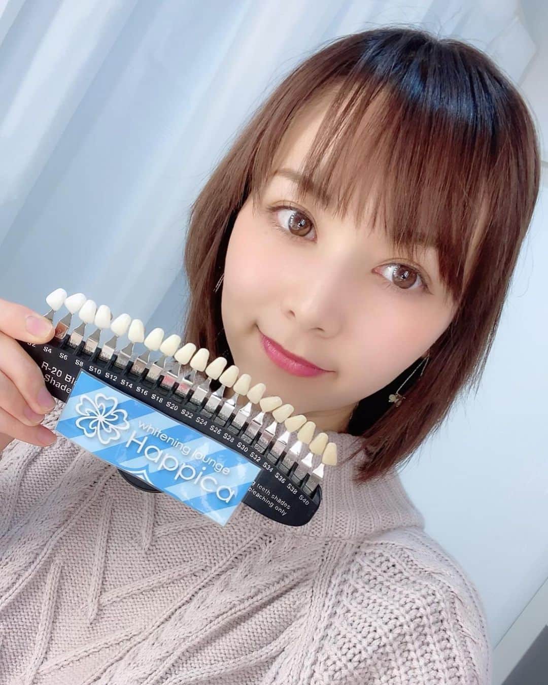 のインスタグラム：「今話題のセルフホワイトニングサロンHappica恵比寿店にお邪魔してきました😌💓🦷 @whitening_lounge_happica_ebisu  すごく綺麗で落ち着いた店内！！しかも個室で落ち着く雰囲気でした💓😌 スタッフのお姉さんも凄い優しく丁寧に対応して下さり安心して施術できました！  安いのに白くなる！！😳🦷効果ありなのでこれはぜひ通いたい！！ Happicaのホワイトニングは、痛みの心配や食事制限もないです😳 ライトの種類は３種類ありその中には業界初の赤ライトもあります！！😳✨ 今回私が受けたコースは 業界初最新赤色LEDを使った Happica1番人気のコースで 10分＋13分＋赤20分3回照射コースです！  歯を白くしたいけどどこのお店に行ったら良いか迷っている方はぜひおすすめします✨😌 . 瀬野ユリエの紹介（インスタ見ました）で なんと15分+15分/2回2980円 で試せます！！😳💓 【東京恵比寿店】 〒150-0022 渋谷区恵比寿南1丁目1番3号 三橋屋ビル 2階 ☎03-5720-8377 LINE ID→ @366wicqo ✉happica.ebisu@gmail.com  #白い歯 #ホワイトニング #東京 #美意識 #whitening #歯を白くする #歯を白くしたい #セルフホワイトニング #白い歯をキープ #happica#ハピカ#業界初 #新店舗 #関東 #pr」