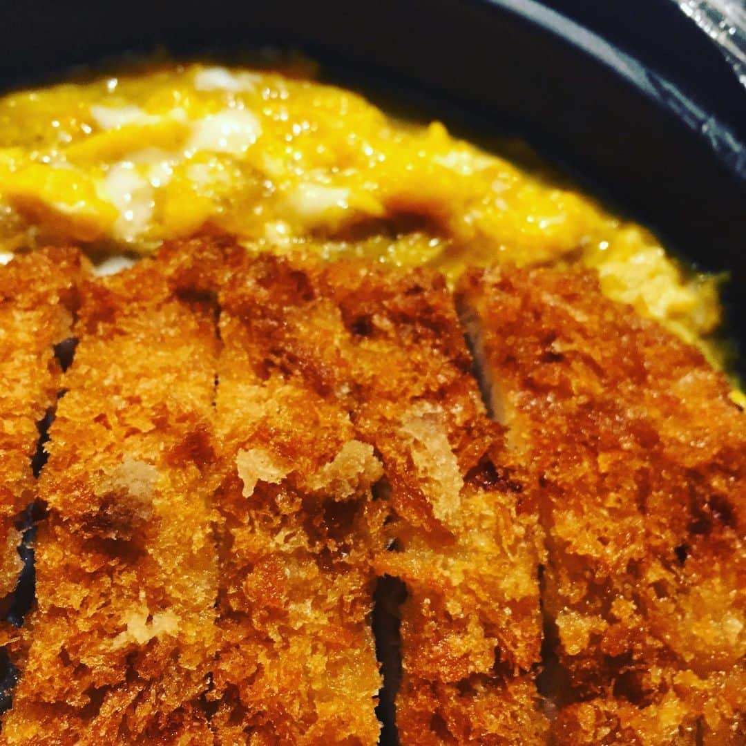hanatsubaki029のインスタグラム：「今日の賄いはカツ丼 熱々を、いただきまーす！ 今日もたくさんのご来店ありがとうございました。 動き回ってお腹ペコペコ😅 #イーマ#花椿#個室#梅田#大阪#和食#instagood #instafood #photographer #osaka#居酒屋#宴会#ブライダル#記念日#ハイボール#赤玉パンチ#日本酒#日本酒好き#女子会#美味しい賄い#SAKE#米活#宇和島鯛めし#いいね👍」