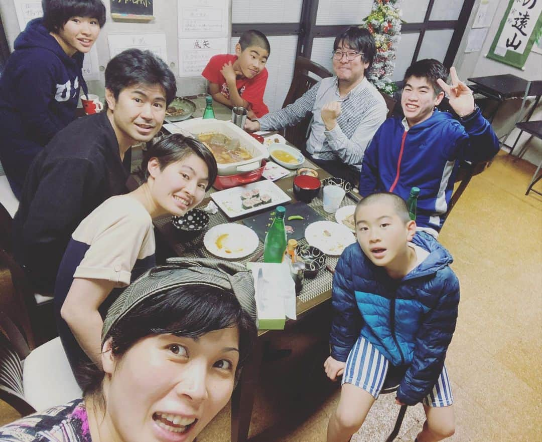 岡本安代さんのインスタグラム写真 - (岡本安代Instagram)「▶︎ようこそ岡本家へ！ #お客様がやってきた！ #子供達が会いたくて仕方なかった人 #たくさん笑って苦しいくらい #よか晩楽しからずや #５人の子育てママウンサー #走り続ける岡本家 #岡本安代」12月19日 23時33分 - okamoto.yasuyo