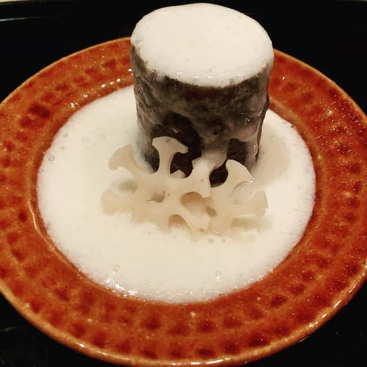 のインスタグラム：「日本料理『和』でブッシュドノエル🎄😍 木の切り株は堀川牛蒡で😍 雪の結晶❄️は蓮根で😍 雪はとろろでできていました😍 そして木の切り株の中には銀杏と京人参が😍 素晴らしい一皿に母💕と感動でした😍 ストーリーズに動画上げています☺️ #和食でクリスマス#和食でブッシュドノエル#和食#ブッシュドノエル#日本料理#銀座大夢#銀座#大夢#japanesechristmas#japanesechristmasmeal#japanesefood#素晴らしい発想#感動するお料理」