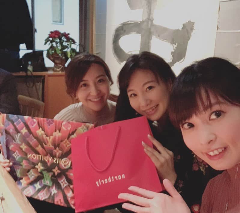 袴田彩会さんのインスタグラム写真 - (袴田彩会Instagram)「🎂🎉 今年の誕生日は多くの方に祝っていただき幸せ感じる1週間でした☺️周りにいてくださる方々に本当に感謝です✨ そしてTwitterでは既に報告しましたが、誕生日12月10日よりYMNに所属させて頂くことになりました。誕生日から所属という素敵な計らいをしていただきました🌹年齢も環境も変わり、新たな１年精一杯頑張ります✨ 引き続き、宜しくお願い致します！ だいぶ誕生日過ぎてますが、まとめて記録☆  #誕生日」12月19日 23時38分 - ayae.ha