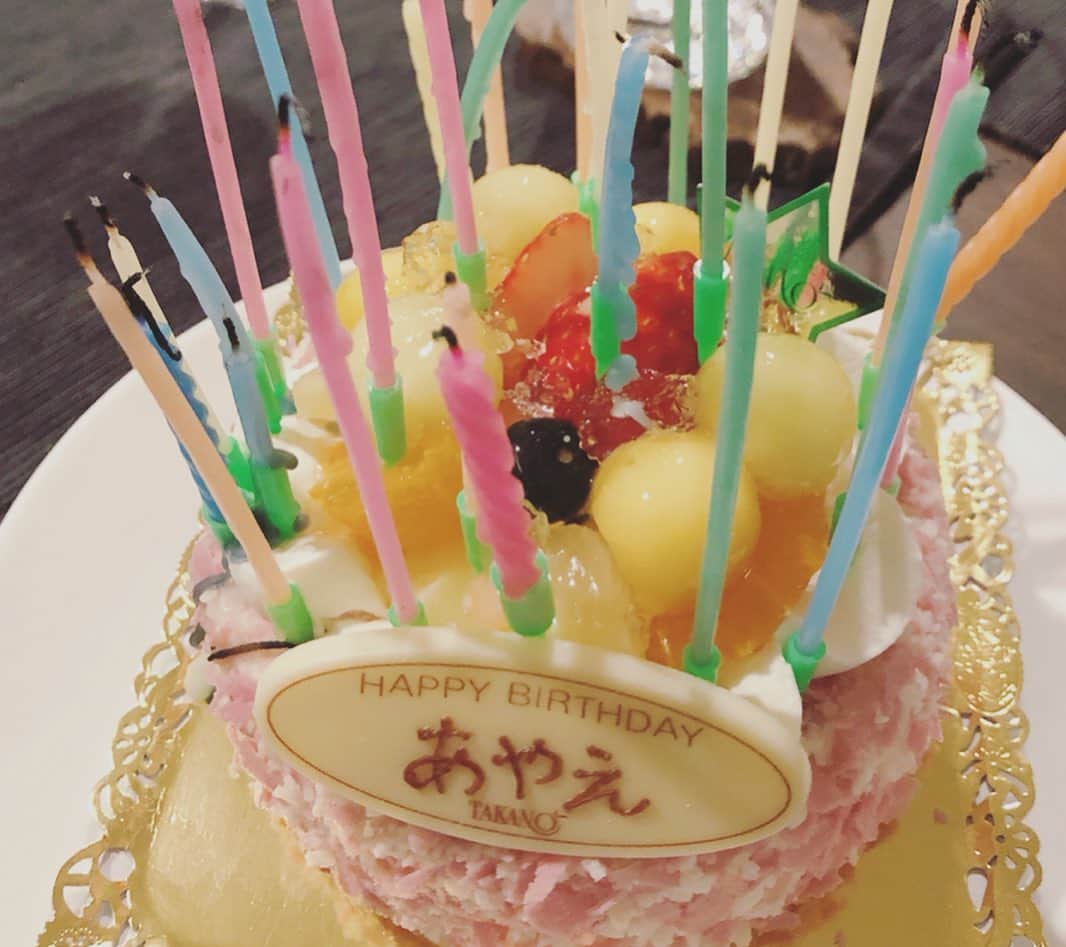 袴田彩会さんのインスタグラム写真 - (袴田彩会Instagram)「🎂🎉 今年の誕生日は多くの方に祝っていただき幸せ感じる1週間でした☺️周りにいてくださる方々に本当に感謝です✨ そしてTwitterでは既に報告しましたが、誕生日12月10日よりYMNに所属させて頂くことになりました。誕生日から所属という素敵な計らいをしていただきました🌹年齢も環境も変わり、新たな１年精一杯頑張ります✨ 引き続き、宜しくお願い致します！ だいぶ誕生日過ぎてますが、まとめて記録☆  #誕生日」12月19日 23時38分 - ayae.ha