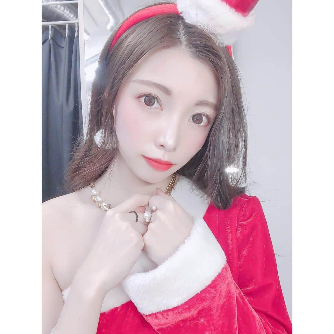 野崎夏帆のインスタグラム：「X'masなんていらないくらい 日々が愛のかたまり﻿ ﻿ #xmas﻿ #クリスマス﻿ #サンタコス﻿ #🎅🏻﻿ #ちょっと可愛こぶるこれなに﻿ #だれなの」