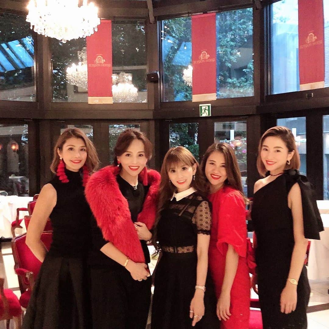 麻美さんのインスタグラム写真 麻美instagram 素敵女子と ドレスコードは赤 黒 沢山笑って 沢山食べて 気さくな仲間との時間が 幸せすぎる 忘年会 美しい 元気な オバちゃん Enjoy Happy Love Beautyful Friends Dresscode