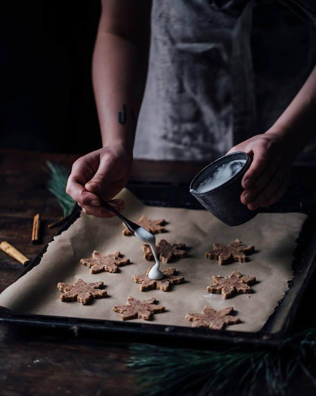 Our Food Storiesさんのインスタグラム写真 - (Our Food StoriesInstagram)「Our favorite gluten-free cookies are these chai spiced snowflakes and gingerbread cookies 🍪🎄 Get the recipe on the blog, link is in profile. Have a lovely day guys! #ourfoodstories  _____ #christmas🎄 #christmasrecipes #christmascookies #cookiedecorating #glutenfreerecipes #glutenfreebaking #glutenfri #glutenfrei #germanfoodblogger #foodstylist #fellowmag #huffposttaste #simplejoys #bakinglove」12月19日 23時46分 - _foodstories_