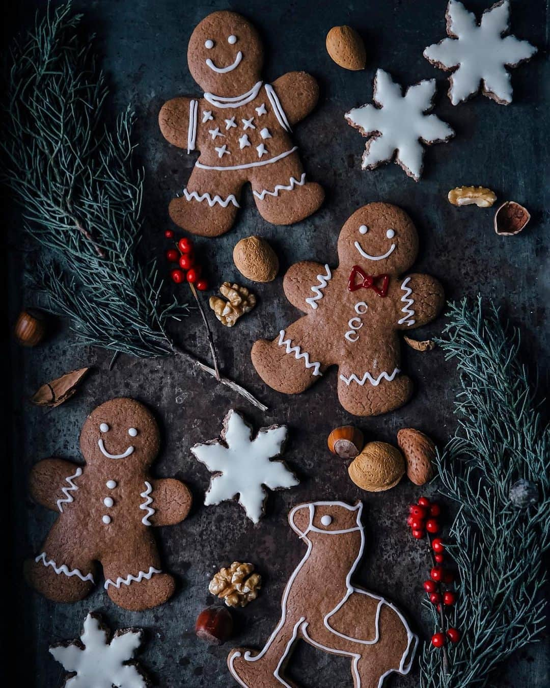 Our Food Storiesさんのインスタグラム写真 - (Our Food StoriesInstagram)「Our favorite gluten-free cookies are these chai spiced snowflakes and gingerbread cookies 🍪🎄 Get the recipe on the blog, link is in profile. Have a lovely day guys! #ourfoodstories  _____ #christmas🎄 #christmasrecipes #christmascookies #cookiedecorating #glutenfreerecipes #glutenfreebaking #glutenfri #glutenfrei #germanfoodblogger #foodstylist #fellowmag #huffposttaste #simplejoys #bakinglove」12月19日 23時46分 - _foodstories_