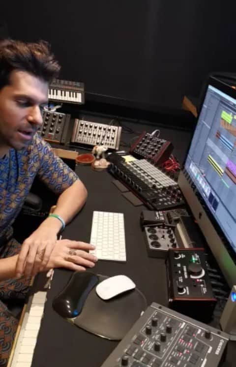 ハイメ・アルグエルスアリのインスタグラム：「I have decided to show you guys some of the process behind how I make a track, along with some insights and recommendations I have found really helpful throughout the years.  Some really cool news for you too! As a Christmas gift, I'm inviting one of you for a studio session with me here in Barcelona. All you need to do is follow me, like this post and tag a friend you would like to bring along with you!  Winner announced on Saturday.  Jaime x」