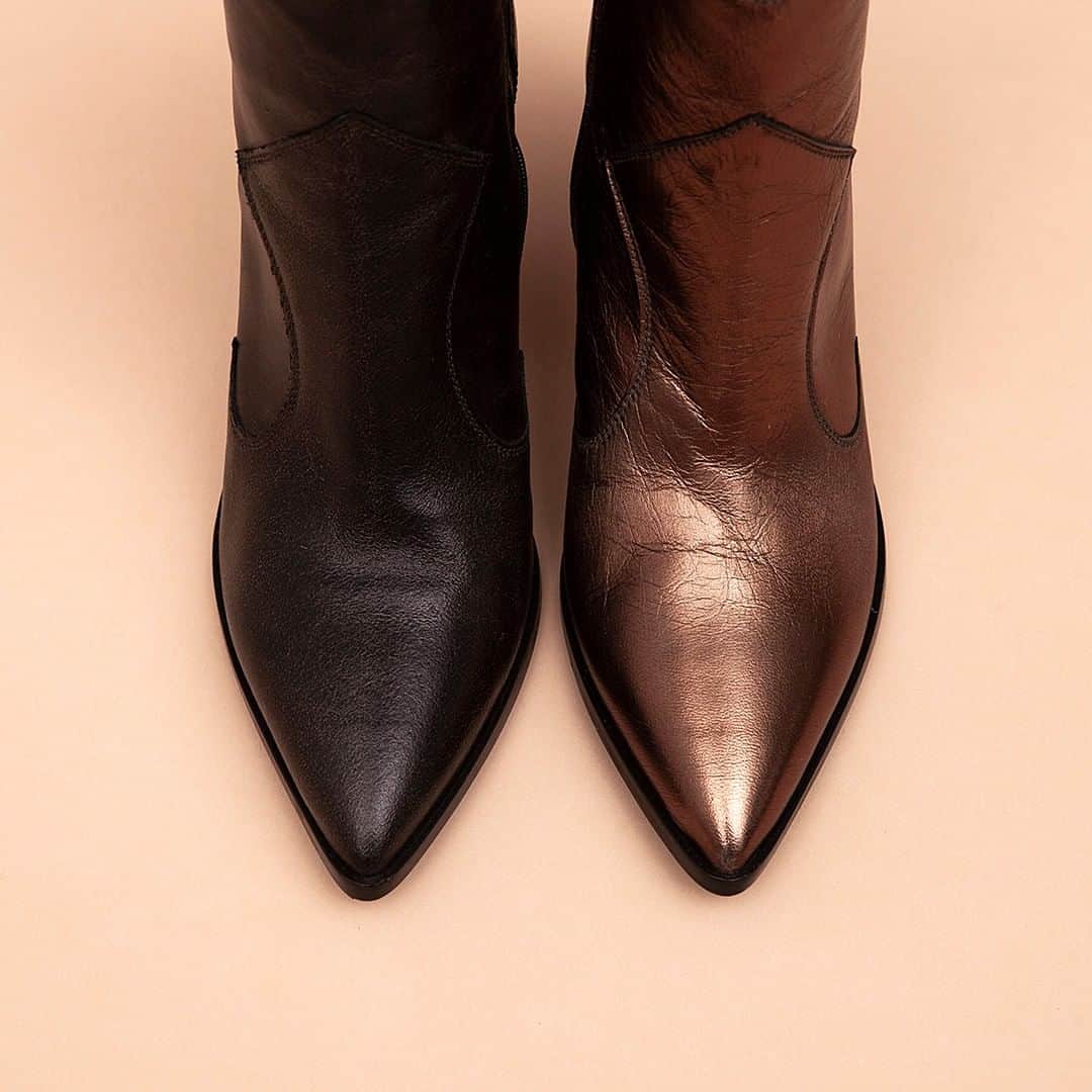 ジャネット&ジャネットさんのインスタグラム写真 - (ジャネット&ジャネットInstagram)「STAY COOL! Feel the Rock’n Roll vibes with the new ankle boots, choose your favorite one! #janetandjanet . . . #fall #janetandjanetworld #style #love #collection #glam #winter #janetgirls #fw19 #fashion #goodtime #bebright #shoes #woman #leather #shoesoftheday」12月20日 0時01分 - janetandjanet
