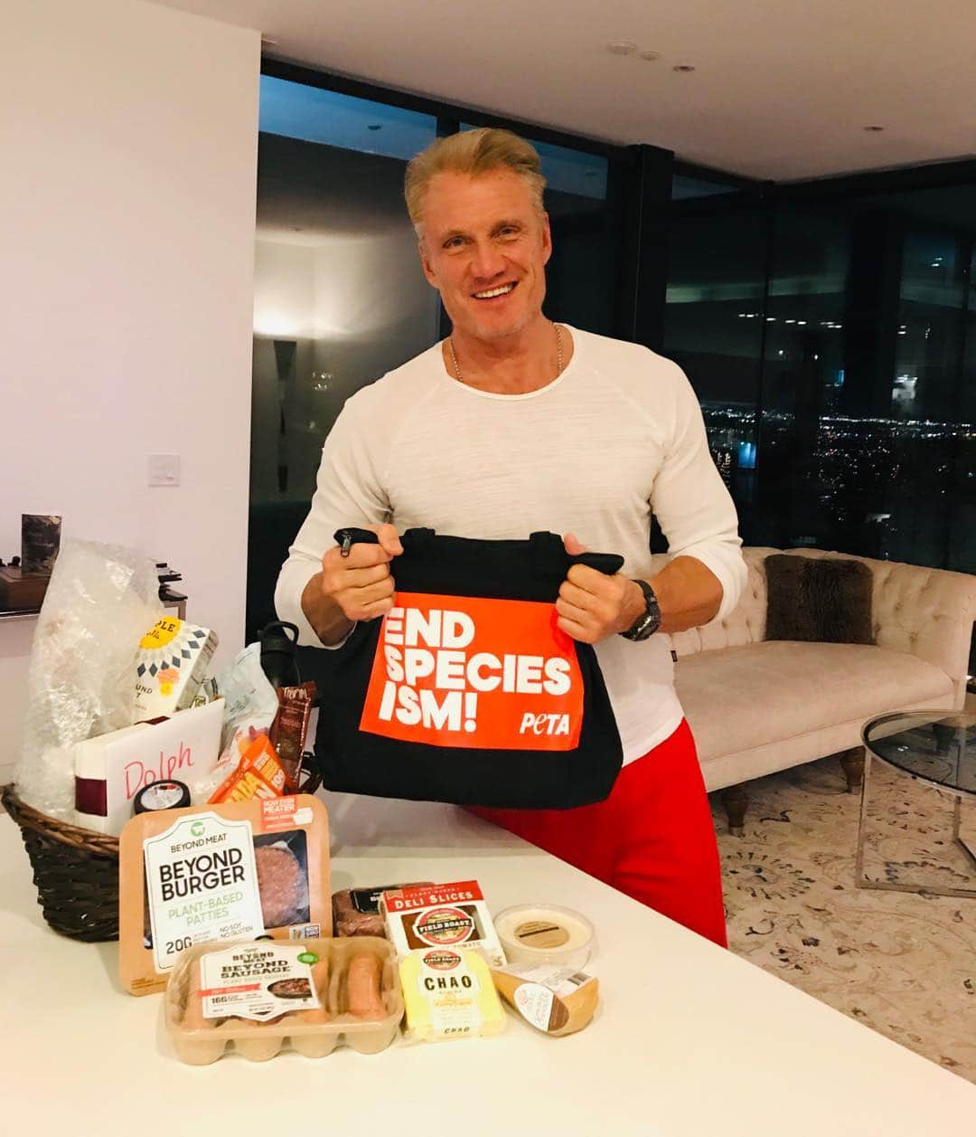 ドルフ・ラングレンのインスタグラム：「A new-born Vegan supports the People for the Ethical Treatment of Animals. Check out PETA today and help the cause! 💪 #peta #vegan #bodybuilding」